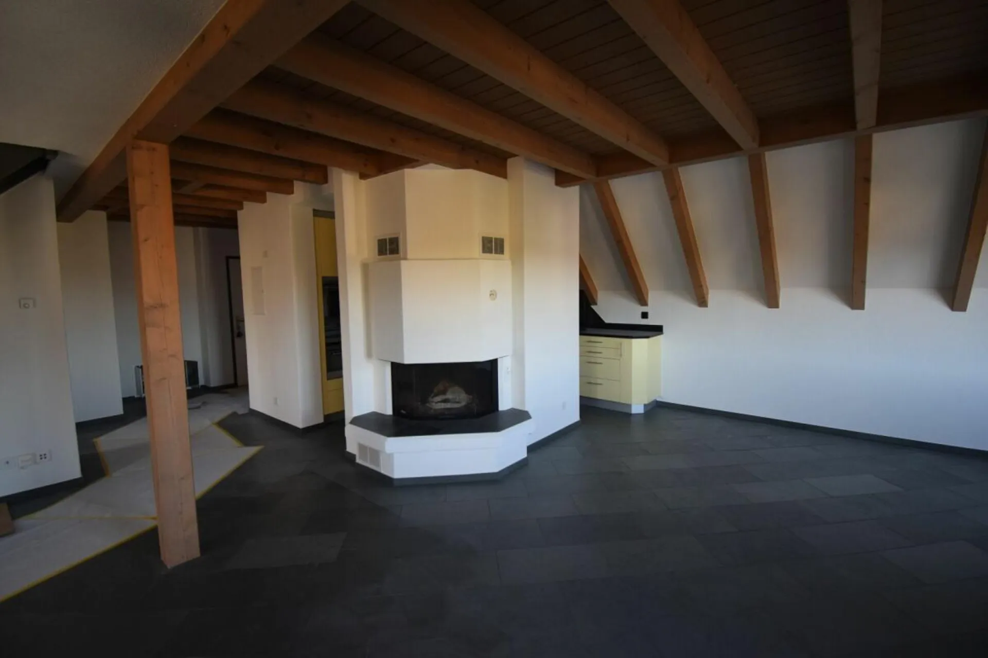 Neu Renovierte 4,5 Zimmer Maisonette-Wohnung im 2. OG mit Lift (Eigentumsstandard)