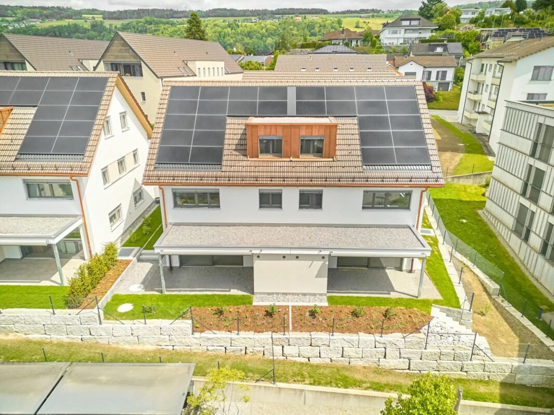 6 1/2-Zimmer-Doppeleinfamilienhaus mit nutzbarer Landfläche