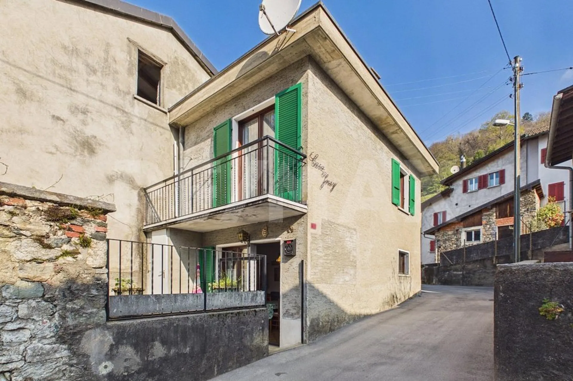 Casa di nucleo con cortile e possibilità di sopraelevazione