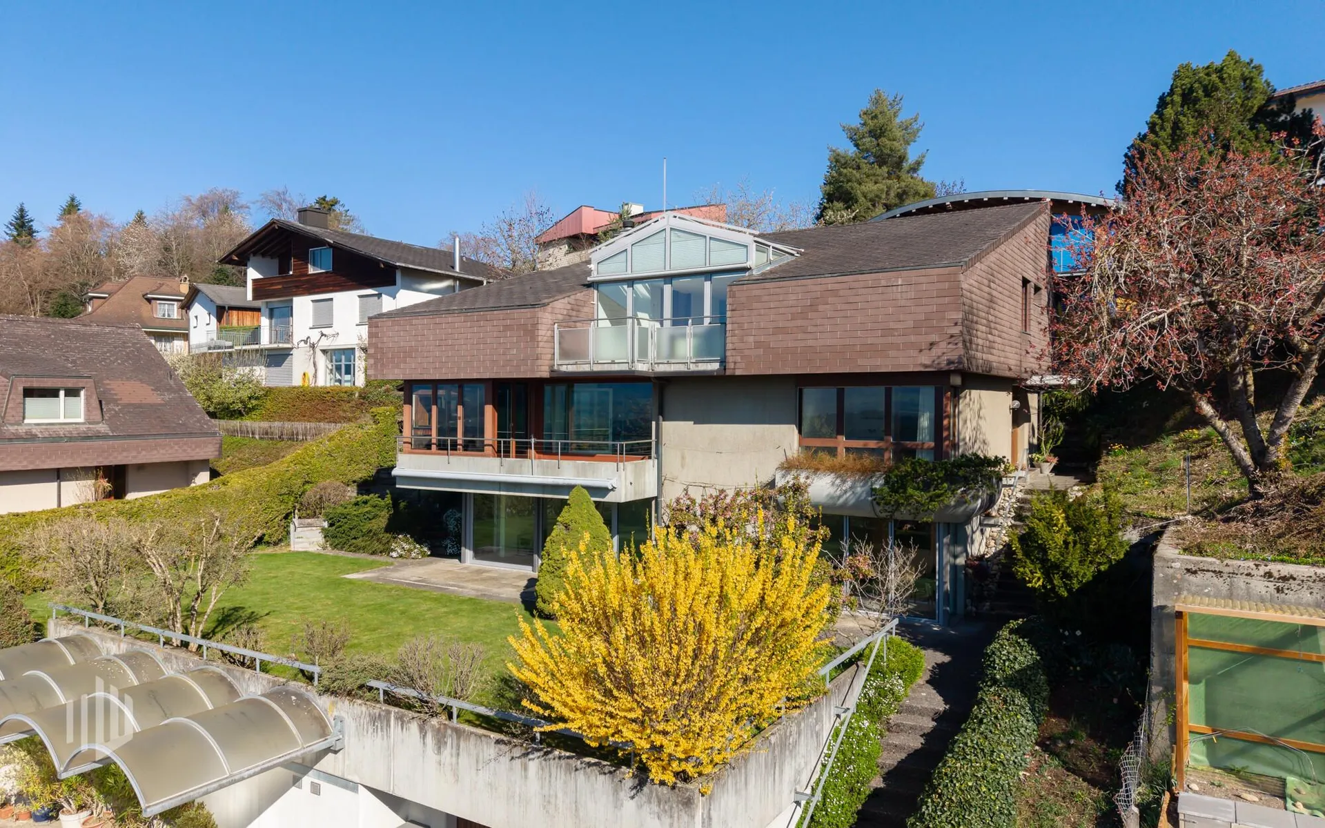 ImmoWyss -  Einfamilienhaus mit Hallenbad und gepflegtem Aussenbereich