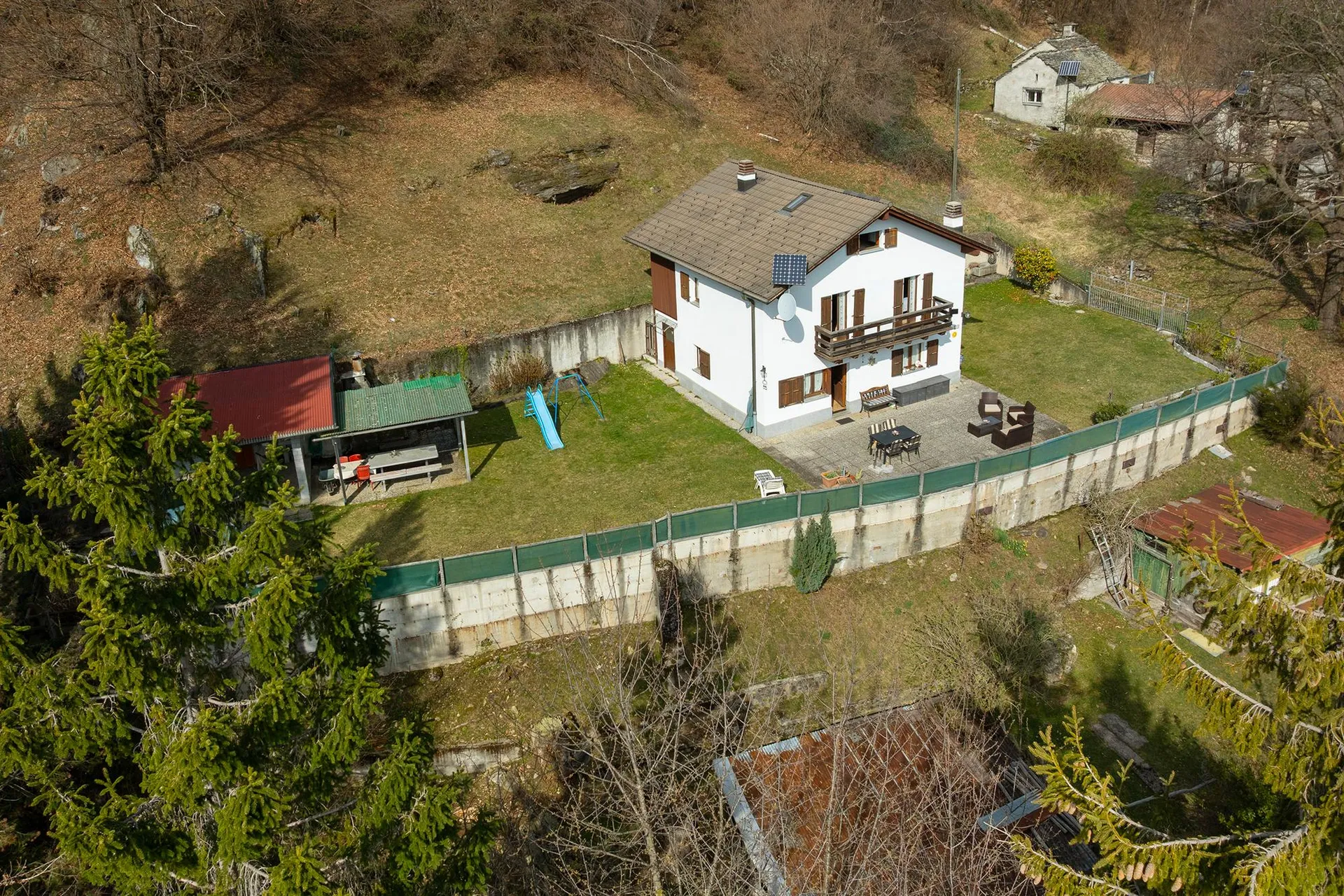 Vivi nella quiete del bosco con una vista mozzafiato