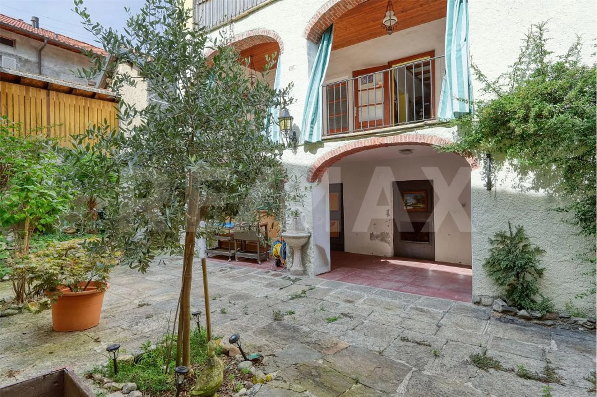 Tre appartamenti e unantica osteria, tra eleganza storica e calore