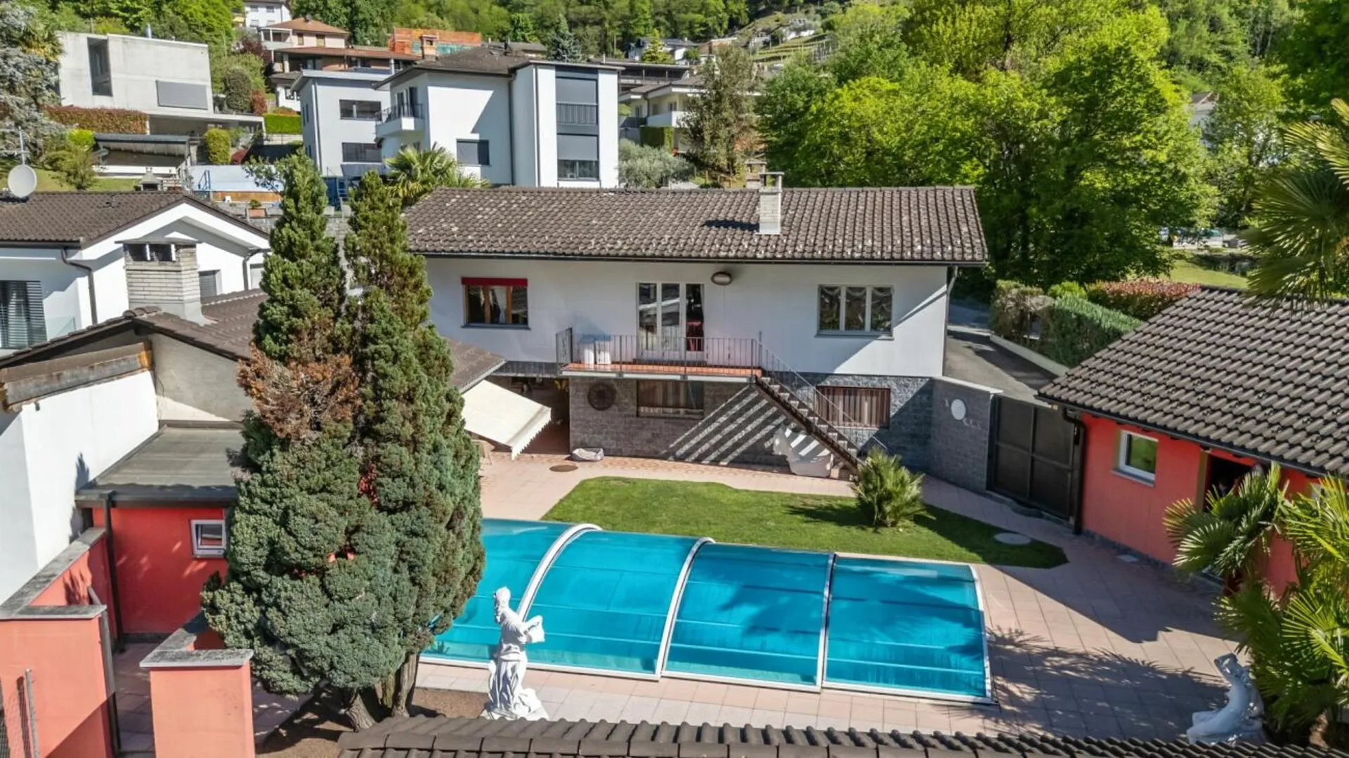Prestigiosa villa bifamiliare con piscina, grottino, dépendance e garage con officina