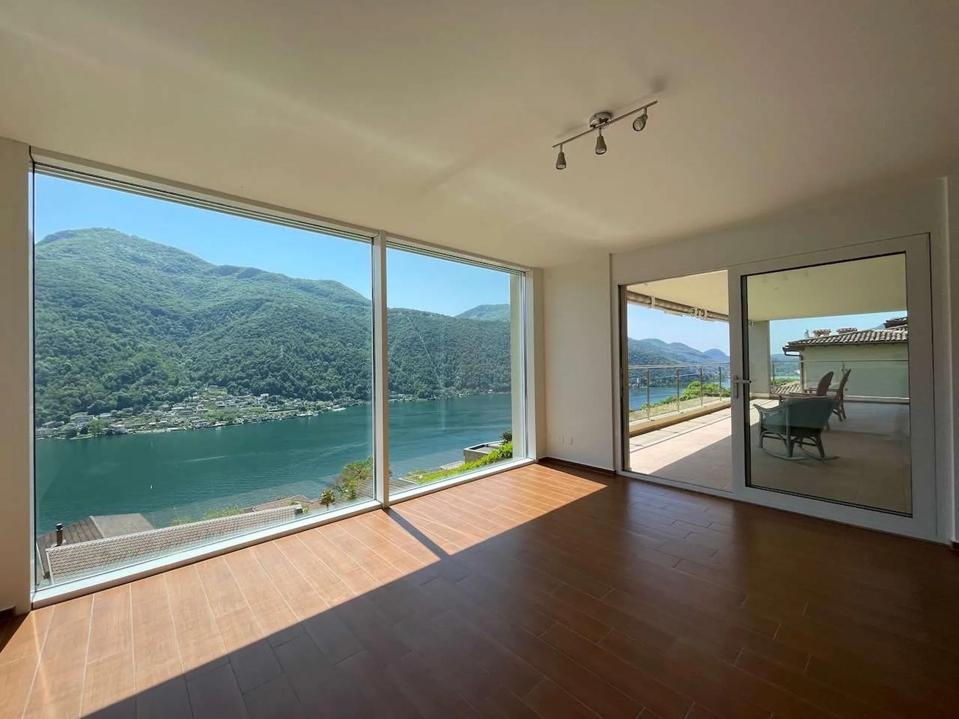 Attico panoramico con ampia terrazza e vista lago