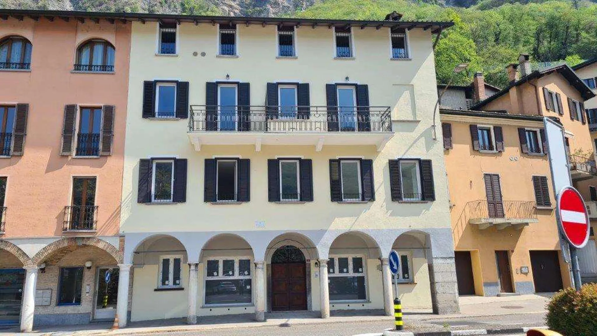 MENDRISIO-Capolago: 2.5 loc. vista lago con cortile privato