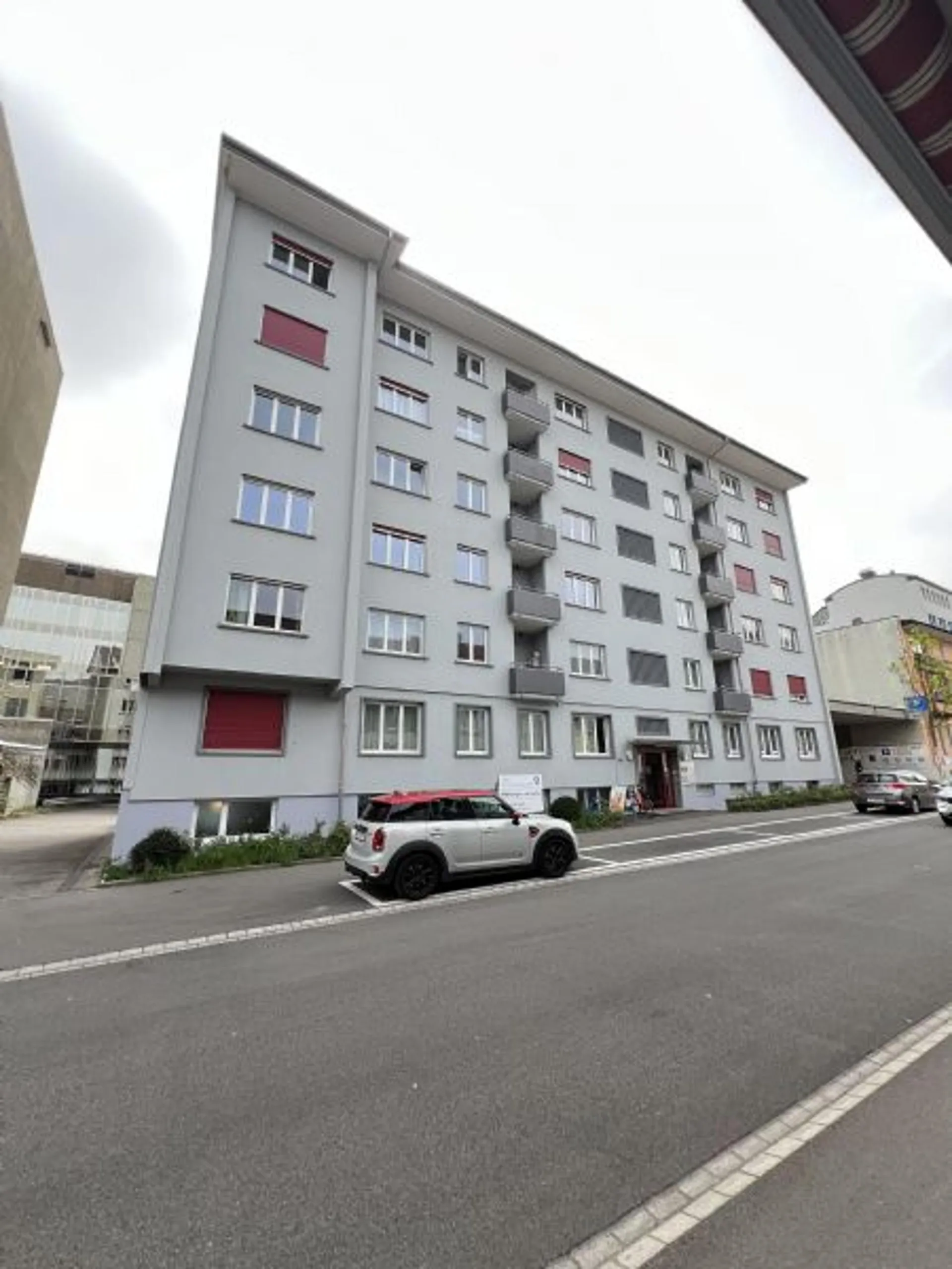 Grosse und helle 4-Zimmerwohnung an zentraler Lage zu vermieten
