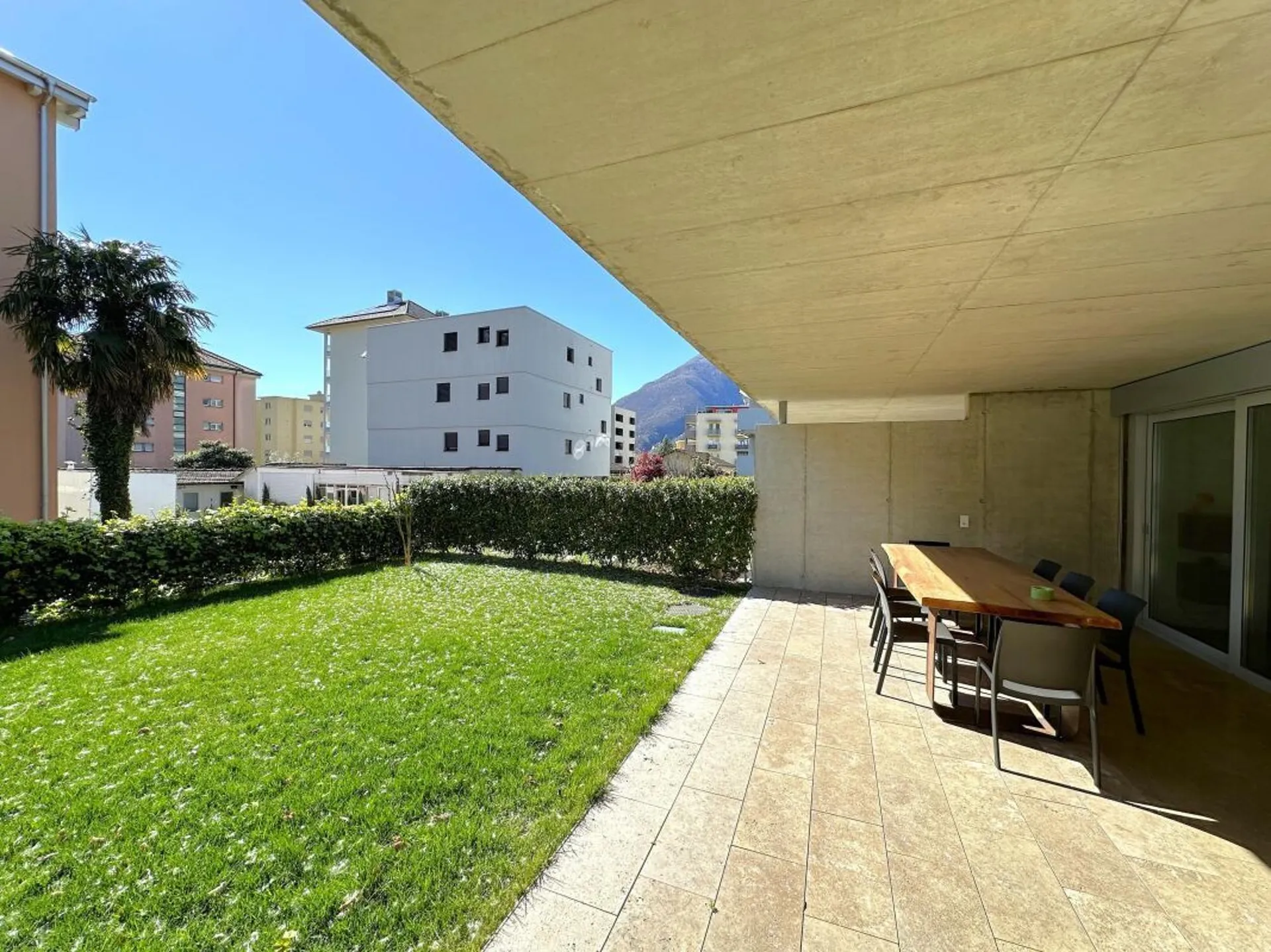 Moderne 2,5-ZWg mit Garten in Bellinzona