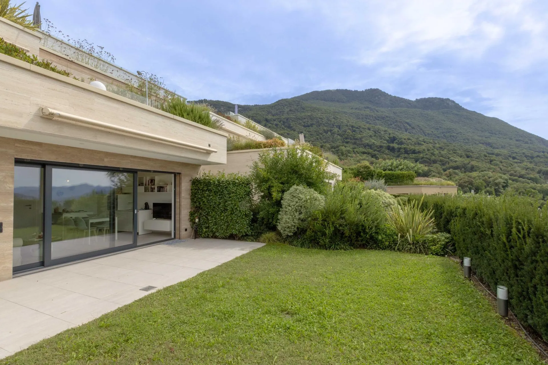 STUPENDO 2.5 LOCALI ALTO STANDING CON GIARDINO A CADRO