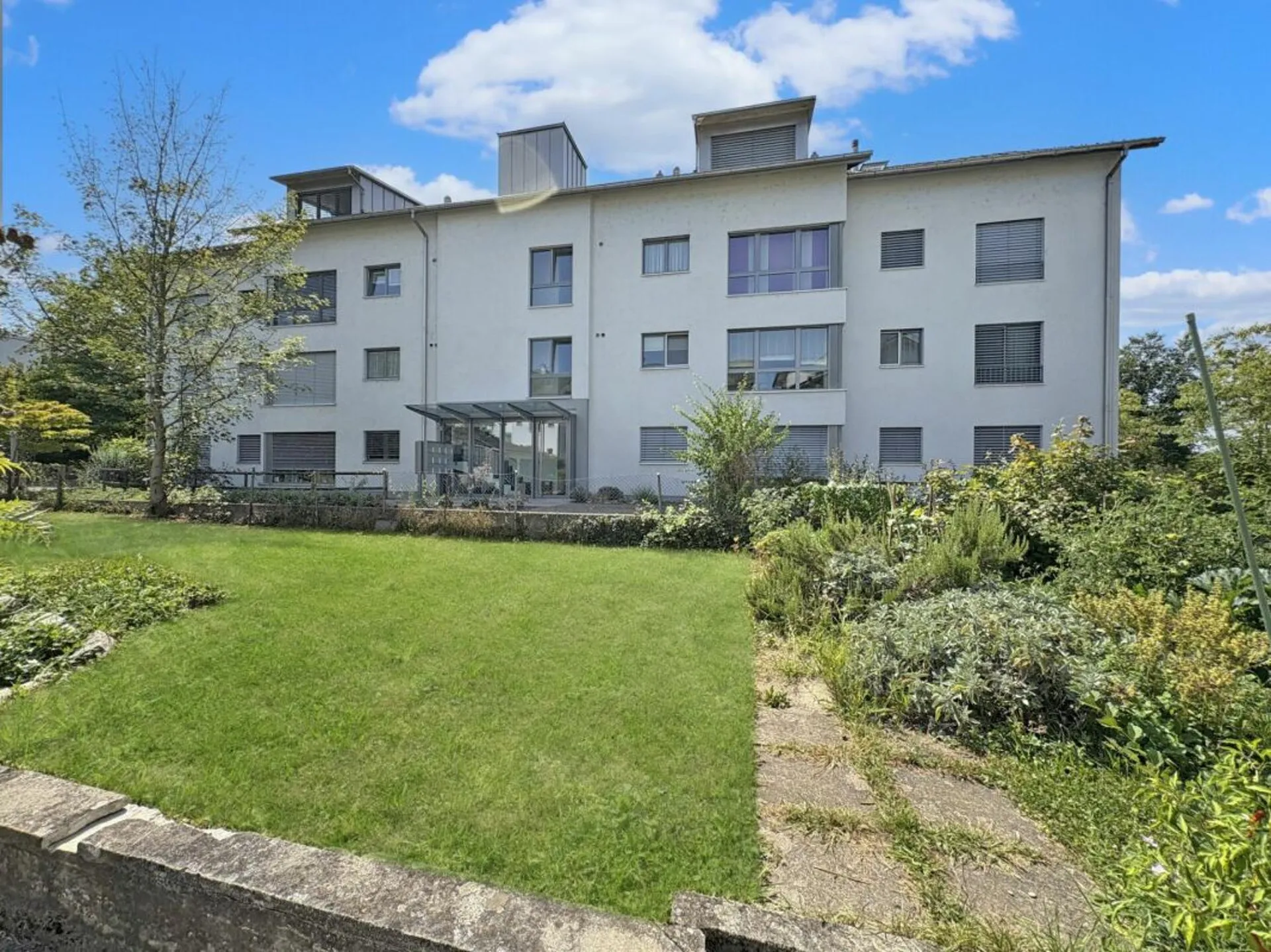 VERMIETUNG - 4.5-Zimmer Wohnung mit Blick ins Grüne.