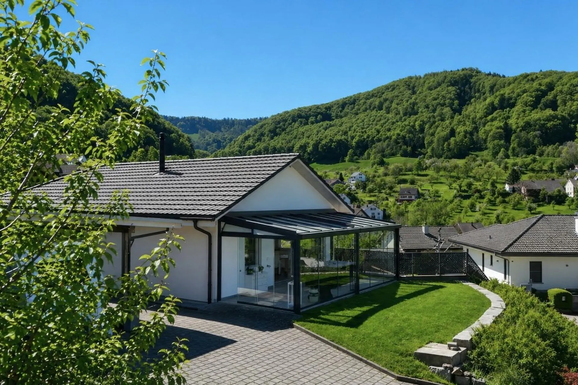Nebelfrei, 15 Minuten bis Aarau  Generationenhaus mit Einliegerwohnung & Wohnmobil-Garage
