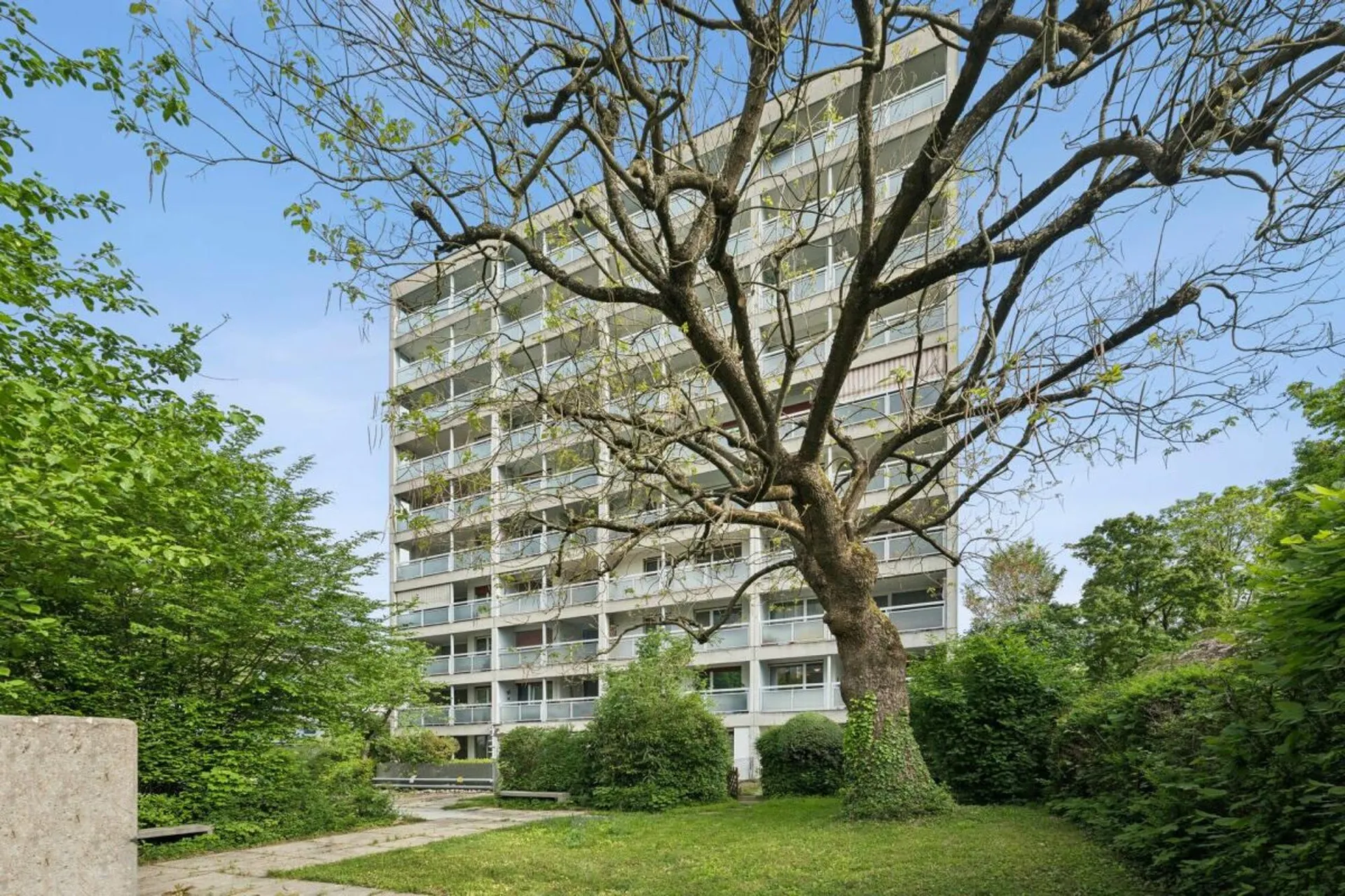Moderne, komfortable 4½-Zimmer-Wohnung mit grosszügigem Südbalkon und Einstellhallenplatz