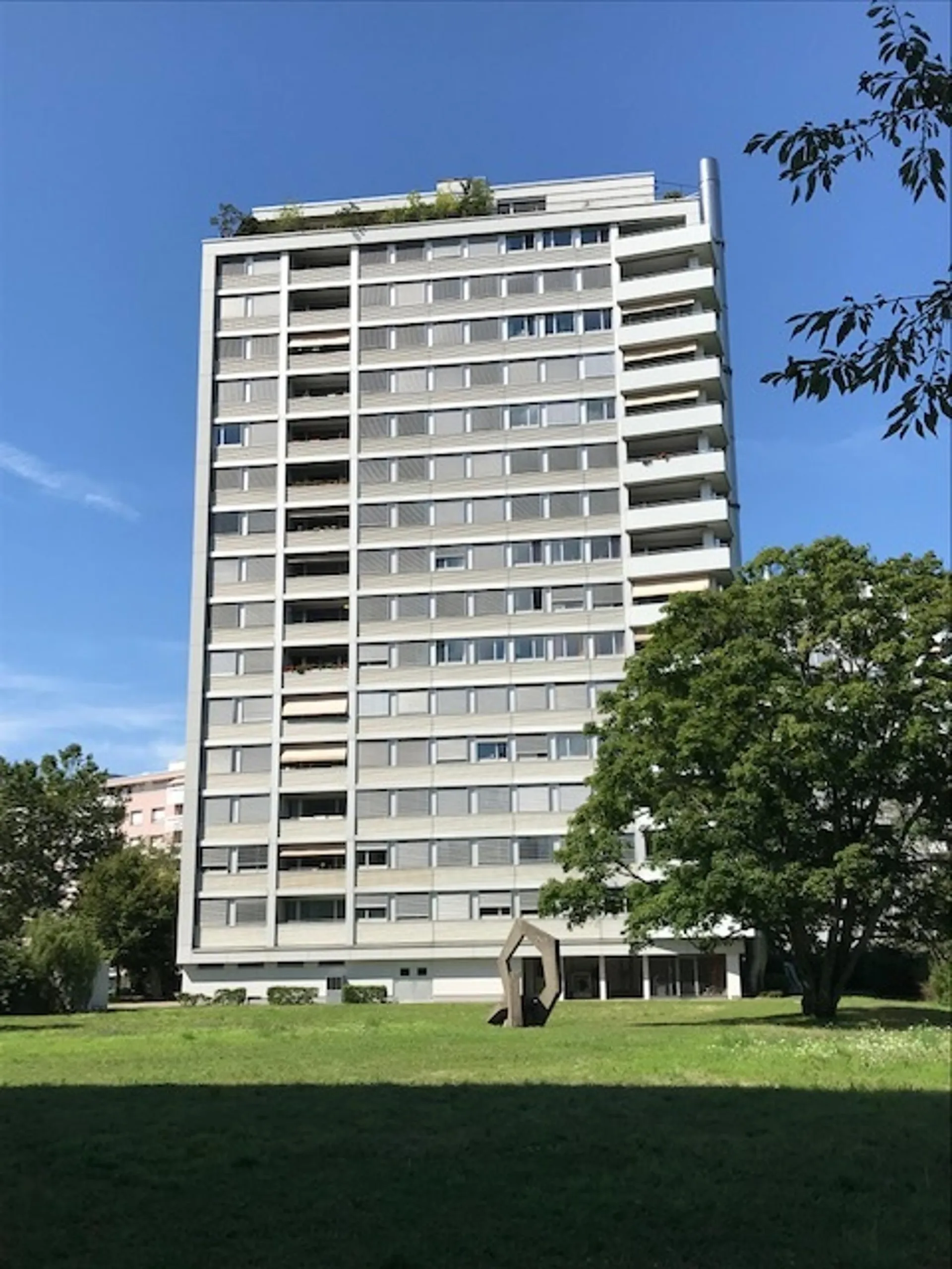Schönes Hochhaus direkt am Birsköpfli