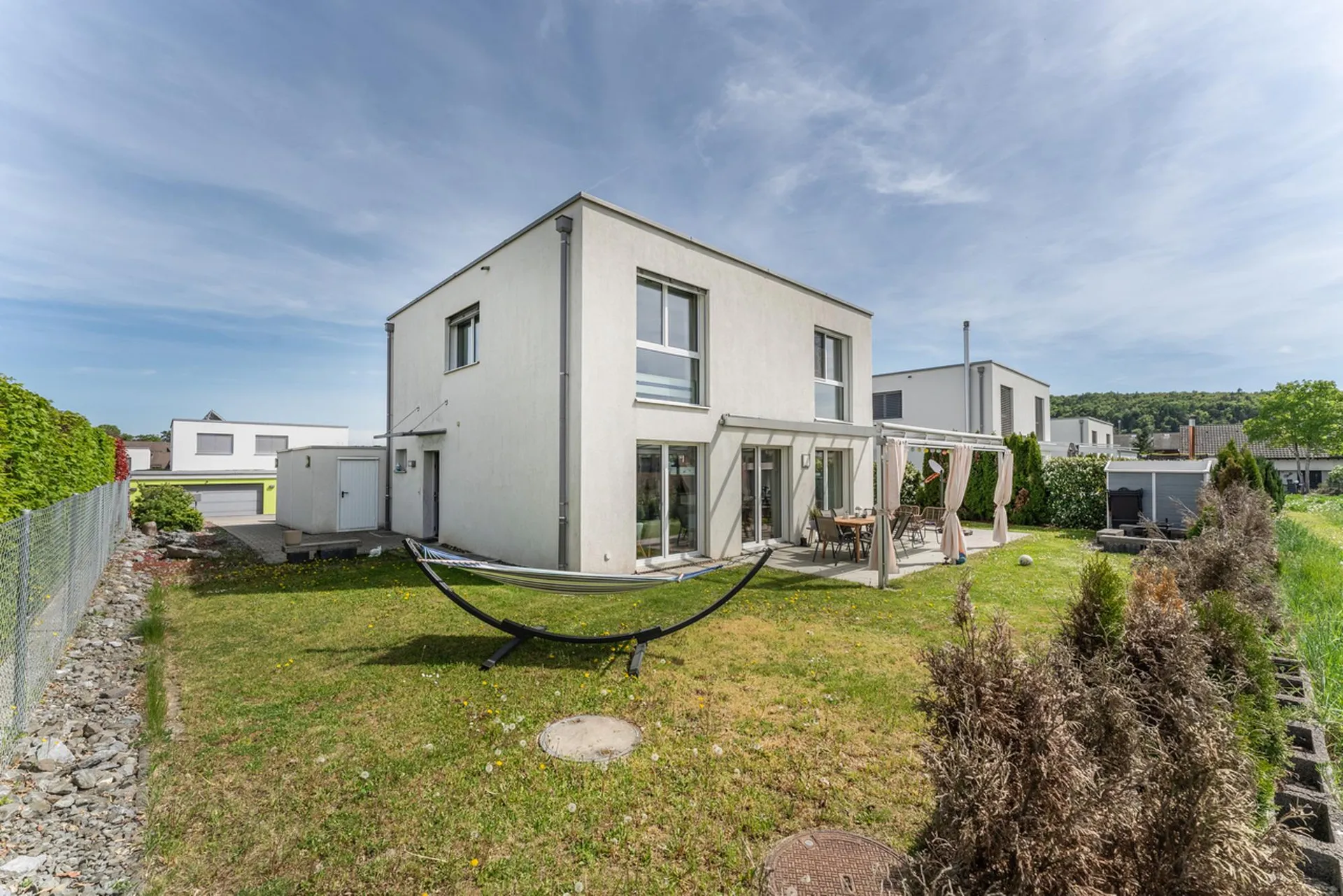 Modernes Einfamilienhaus mit hoher Wohnqualität, Minergie-Standard und Doppelgarage