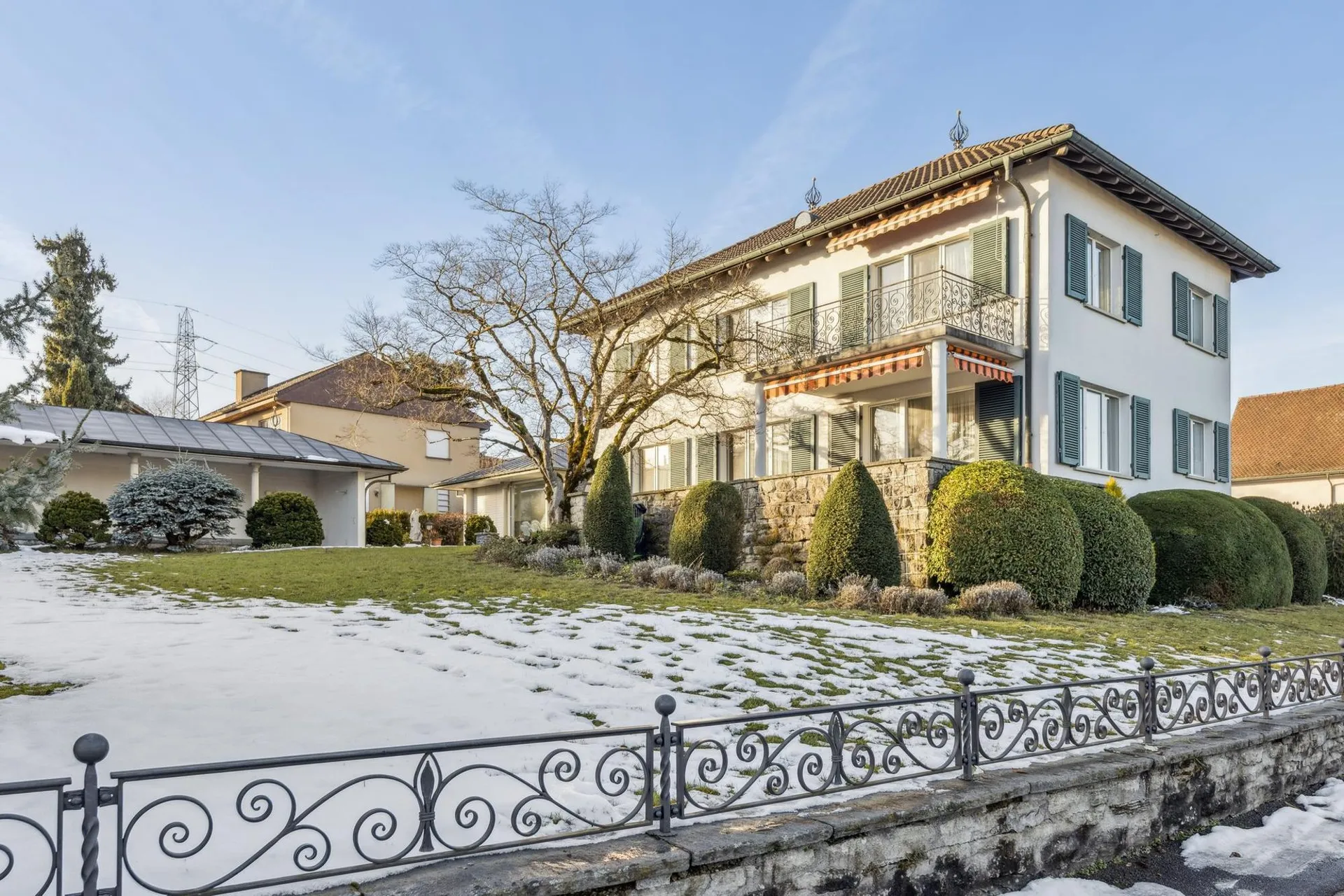 Aussergewöhnliches Anwesen mit Villa und diversen Nebengebäuden