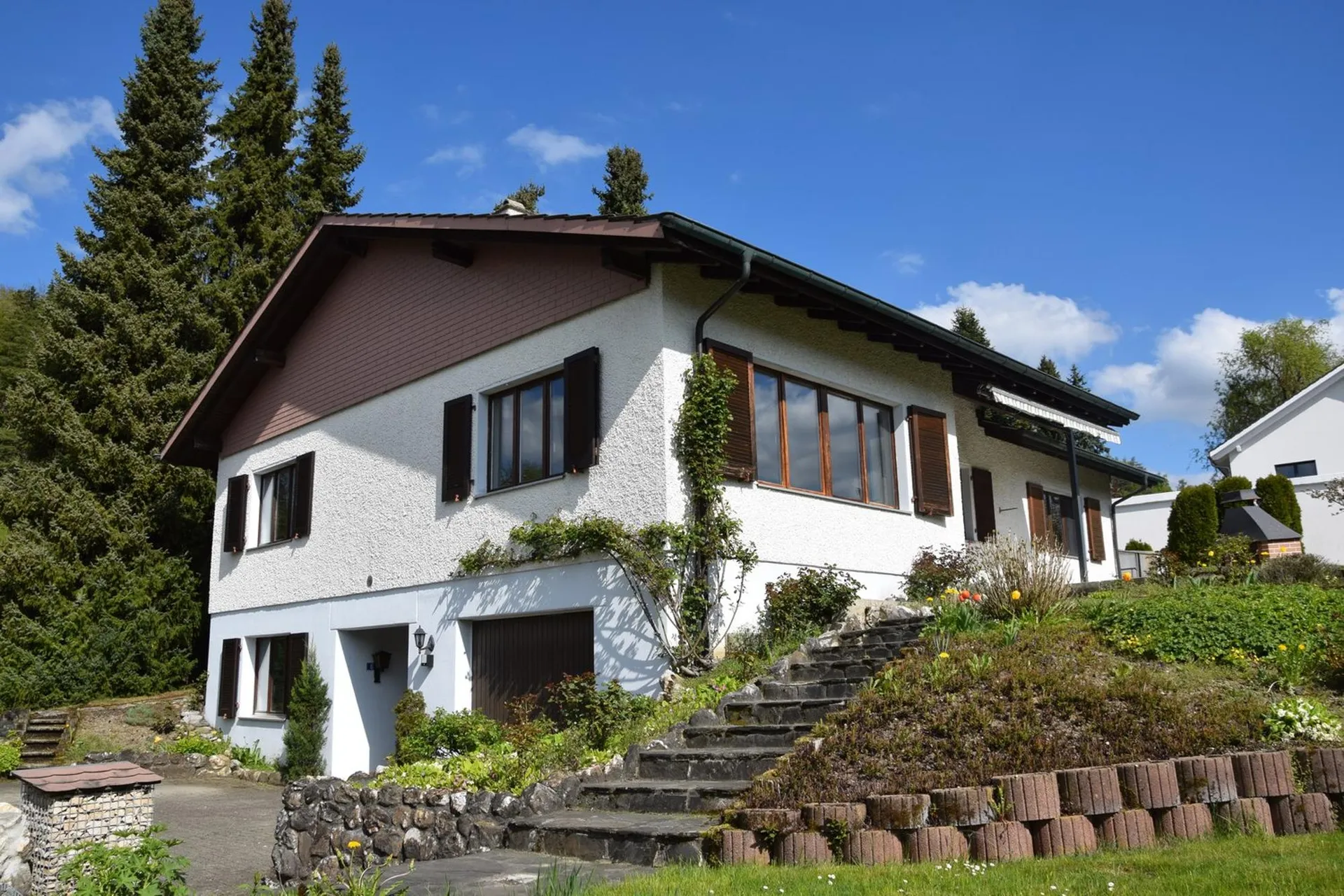 Attraktives EFH mit Gestaltungsmöglichkeiten und mit schönem Umschwung