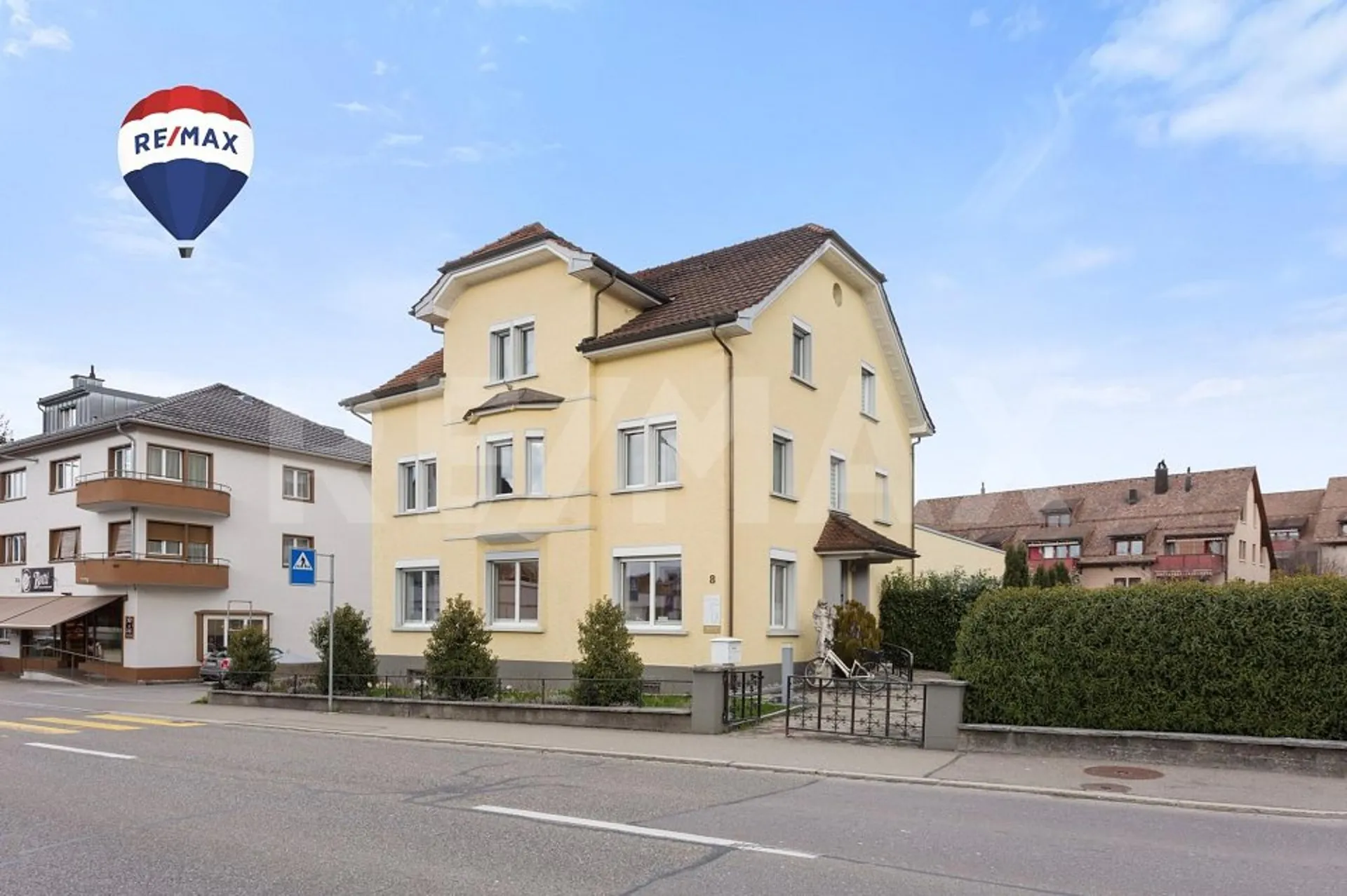 Stilvolles Wohnen mit separatem Gewerbe (Zahnarztpraxis vermietet)