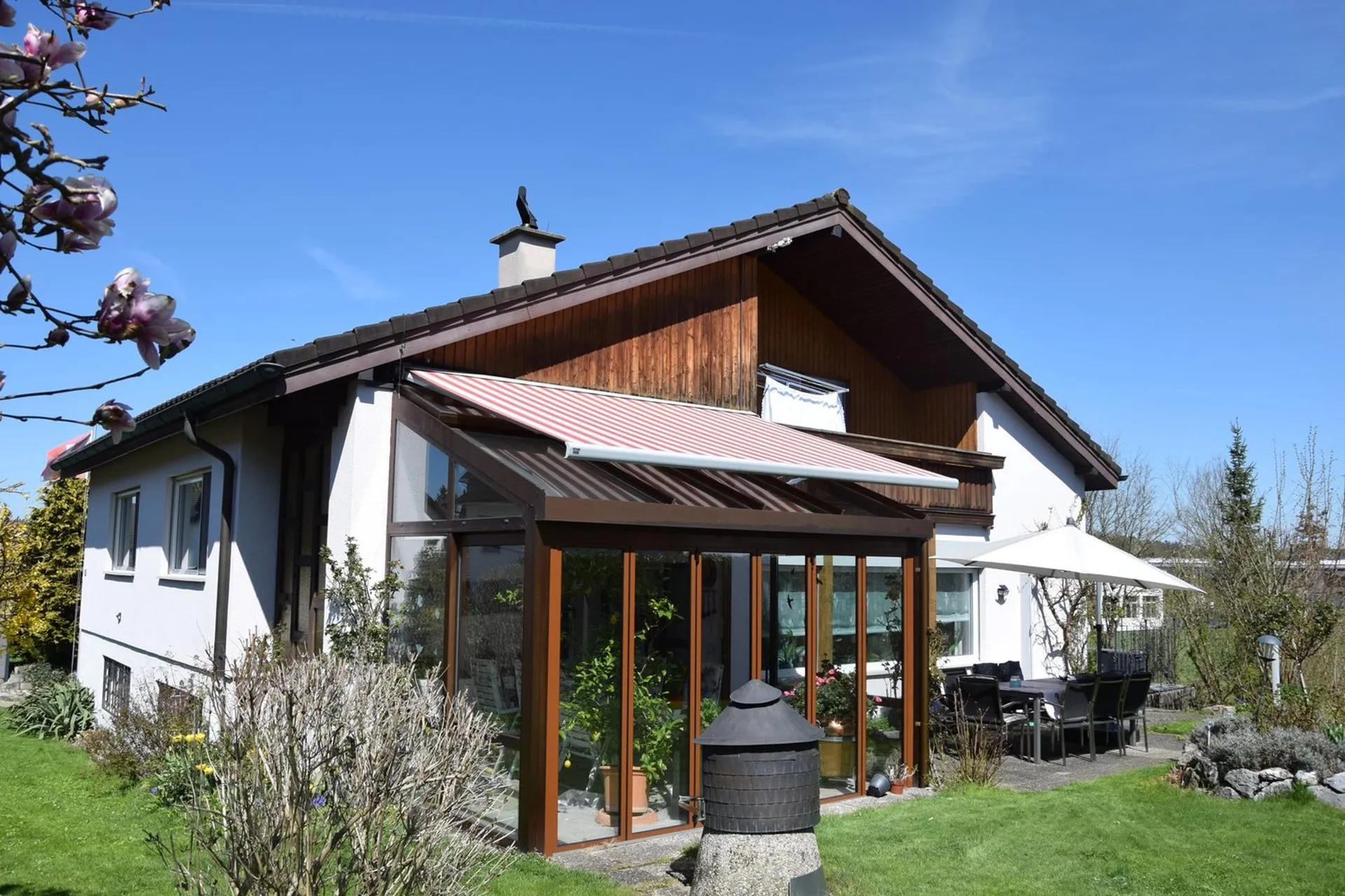 Freistehendes EFH mit Wintergarten und zwei Garagen
