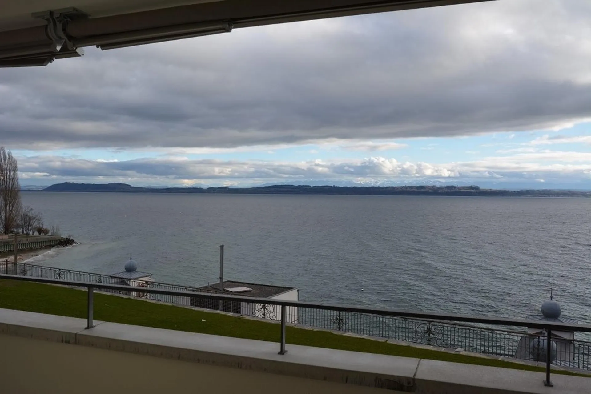 Spacieux appartement de 4 pièces avec vue exceptionnelle sur le lac
