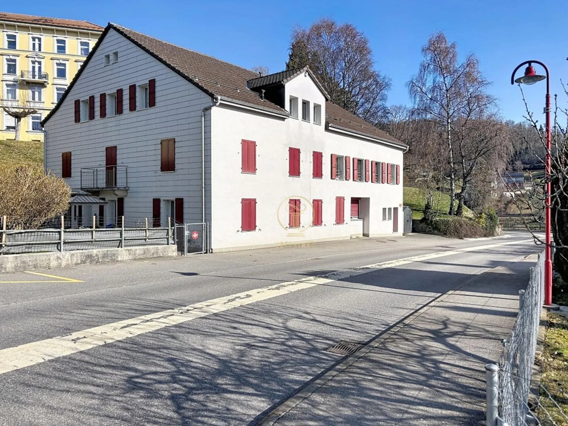 A BALLAIGUES - bel immeuble de rendement de 5 appartements, 2 dépôts et 9 places de parc