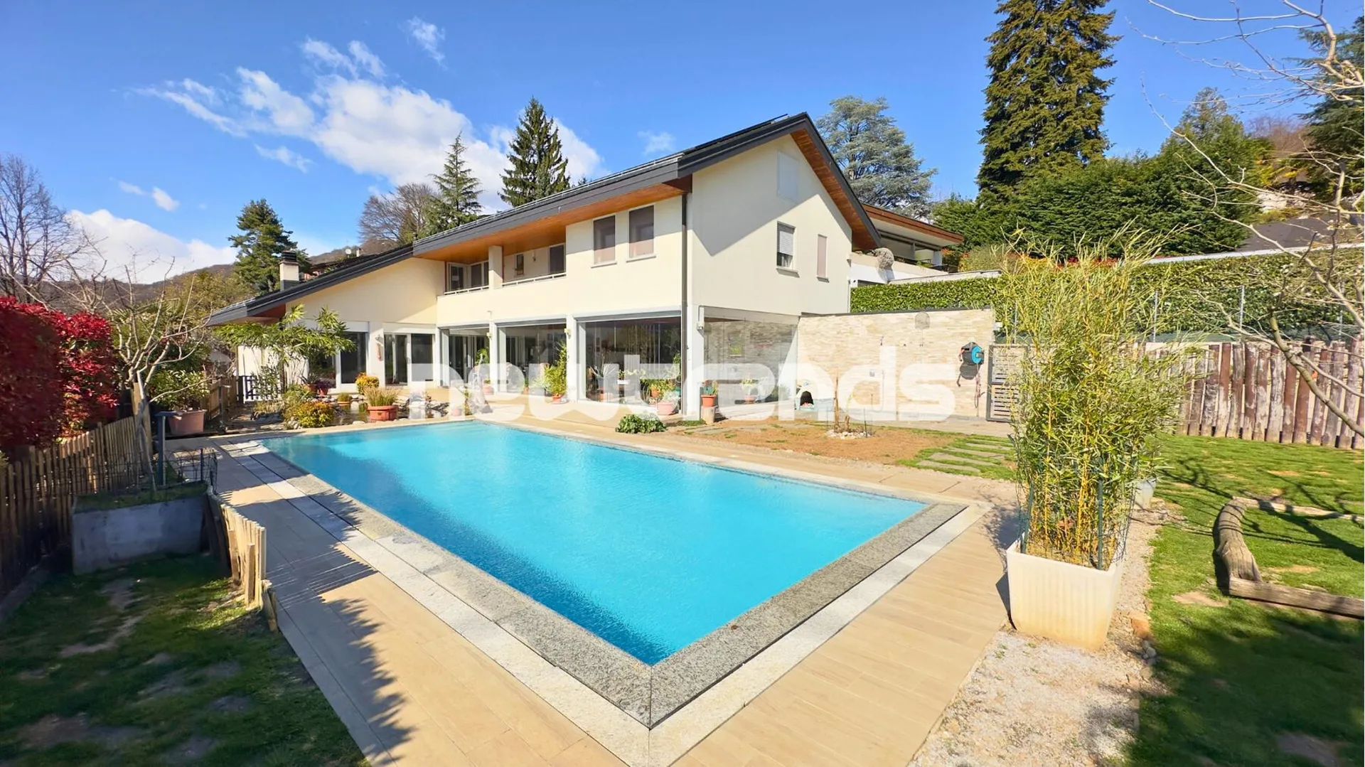 Cadro, villa unifamiliare con appartamento di servizio e piscina