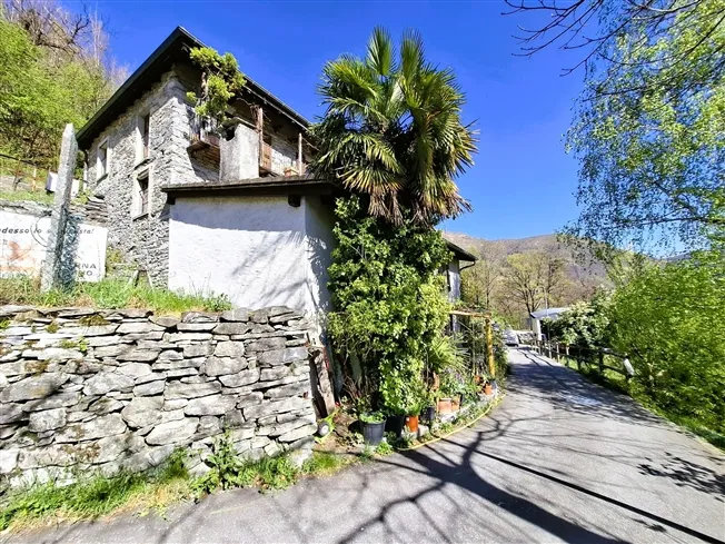 Affascinante rustico con giardino e grande terreno annesso ad Auressio