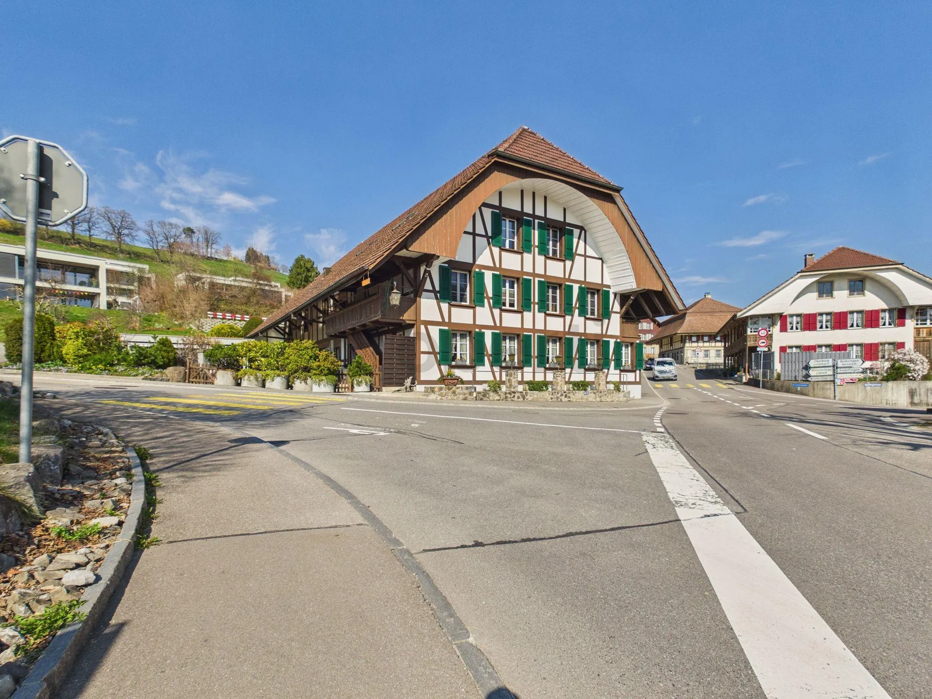 Moderne 3.5-Zimmer-Wohnung mit grosszügigem Grundriss und sonnigem Aussenbereich in Utzigen