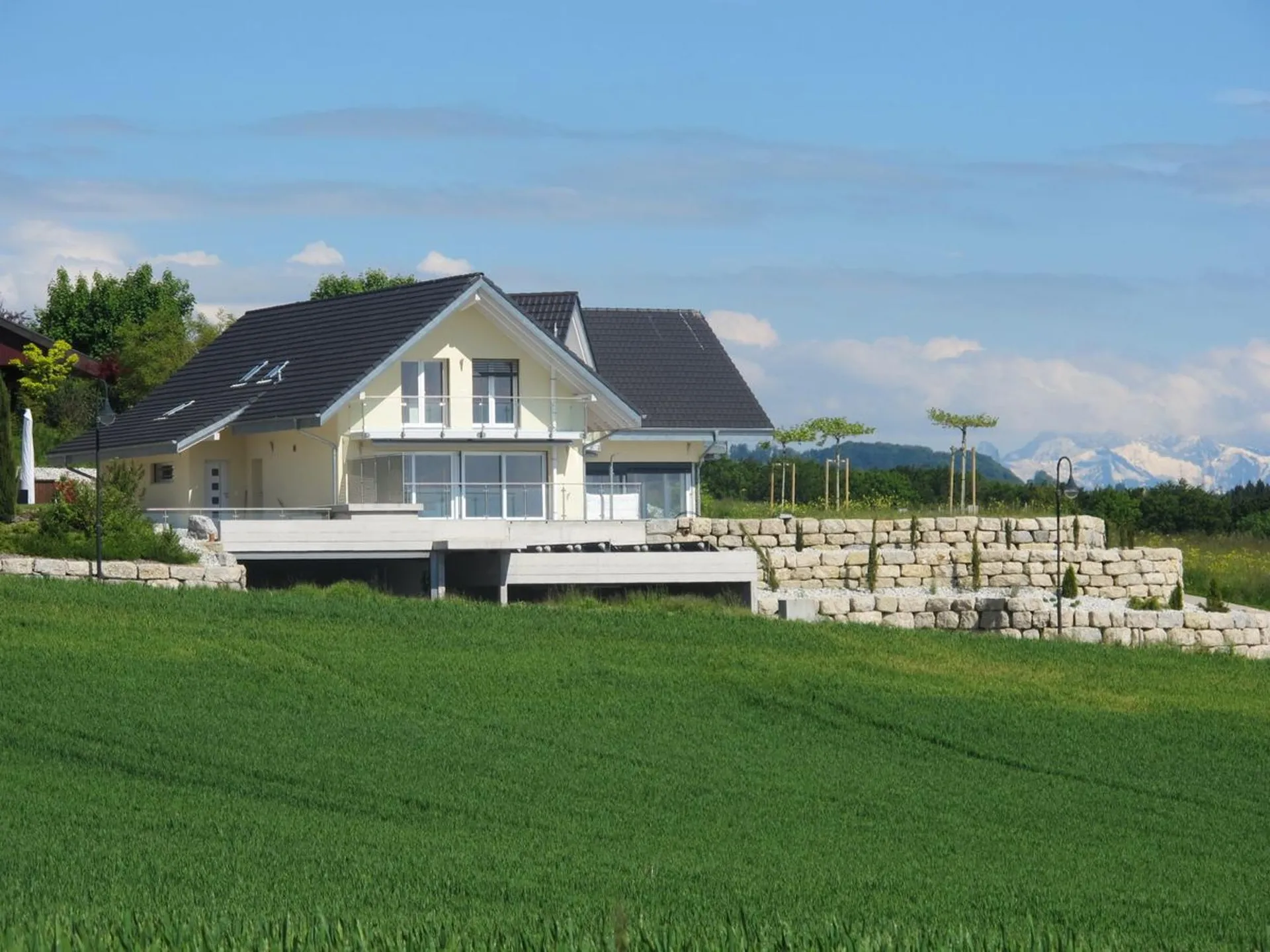 Propriété d'exception récente, 10 pièces, vue panoramique campagne et lac, quartier sans nuisances.