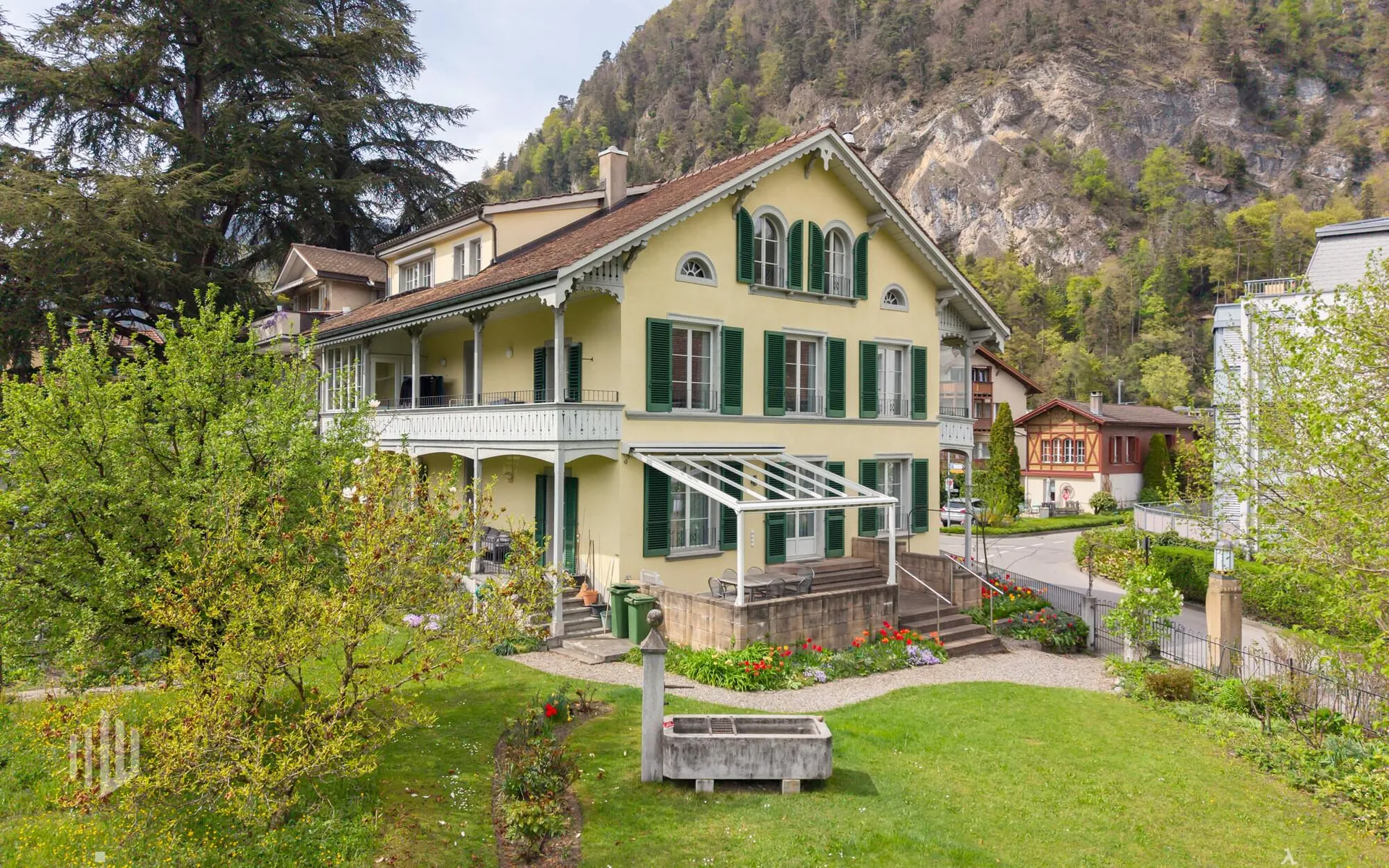ImmoWyss -  2-Familienhaus mit sep. Baulandparzelle in Hotelzone HC