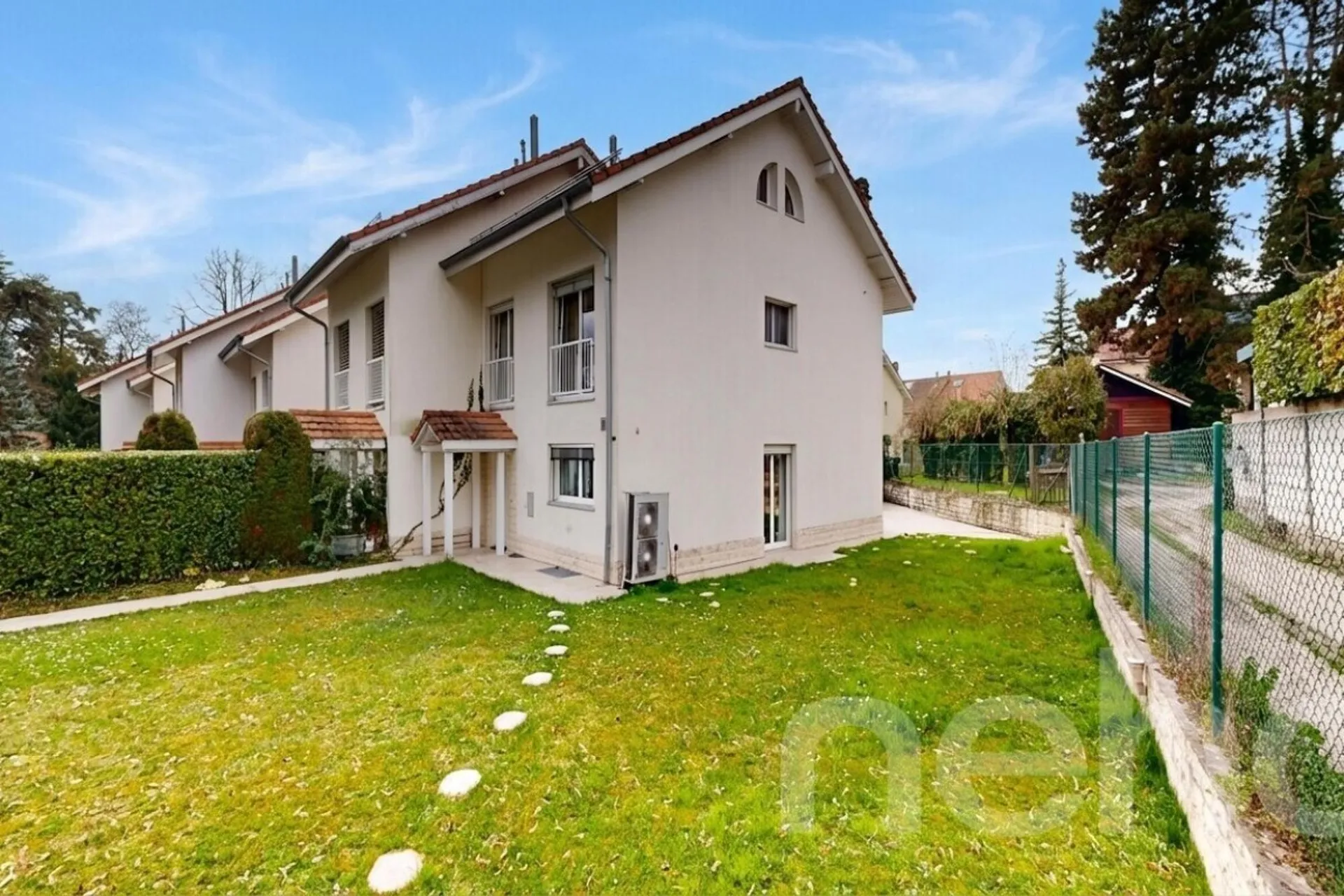 5 pièces, 180 m²: Belle maison mitoyenne en bout avec jardin à Mies