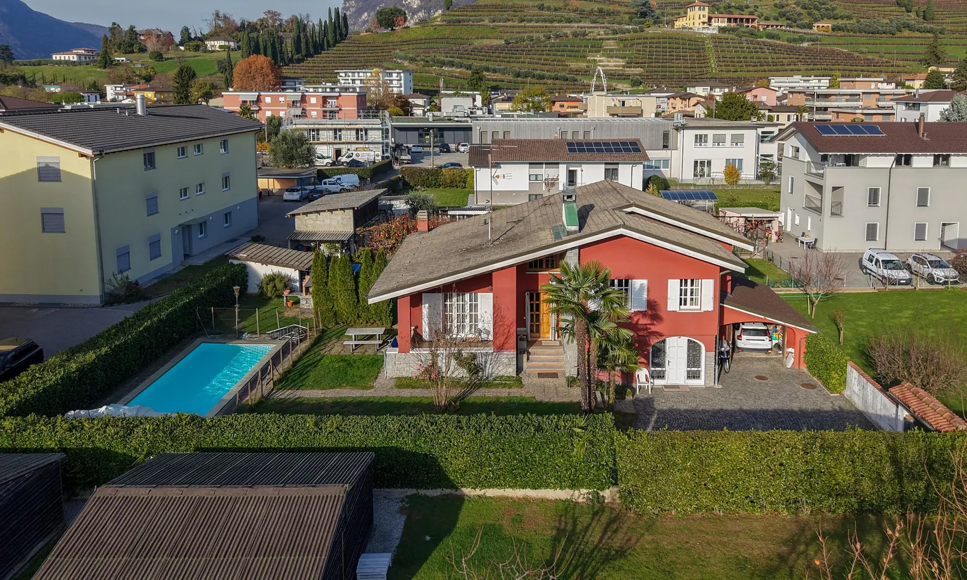 SPAZIOSA VILLA 4.5 CON PISCINA E AMPIO TERRENO A COLDRERIO