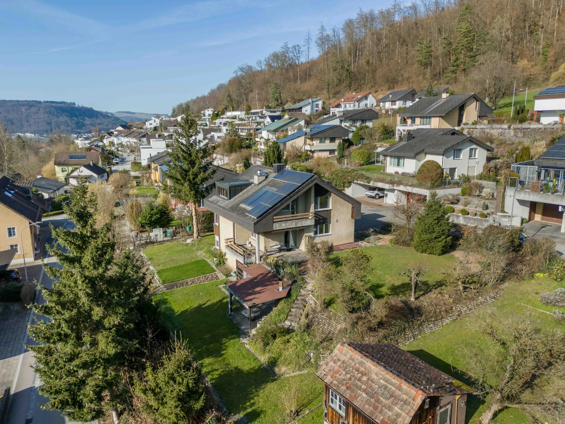 Grosszügiger Garten und Einliegerwohnung mit traumhafter Aussicht