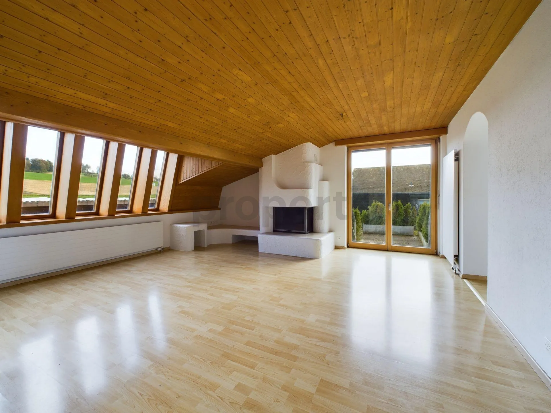 Charmante, renovierte 4.5 Zimmer Dachwohnung in Oberlunkhofen
