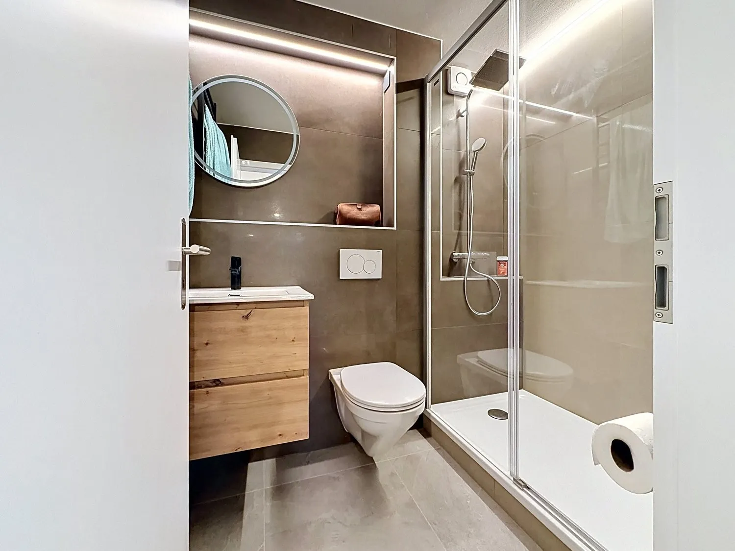 SUPERBE APPARTEMENT ENTIEREMENT RENOVE A NEUF !
