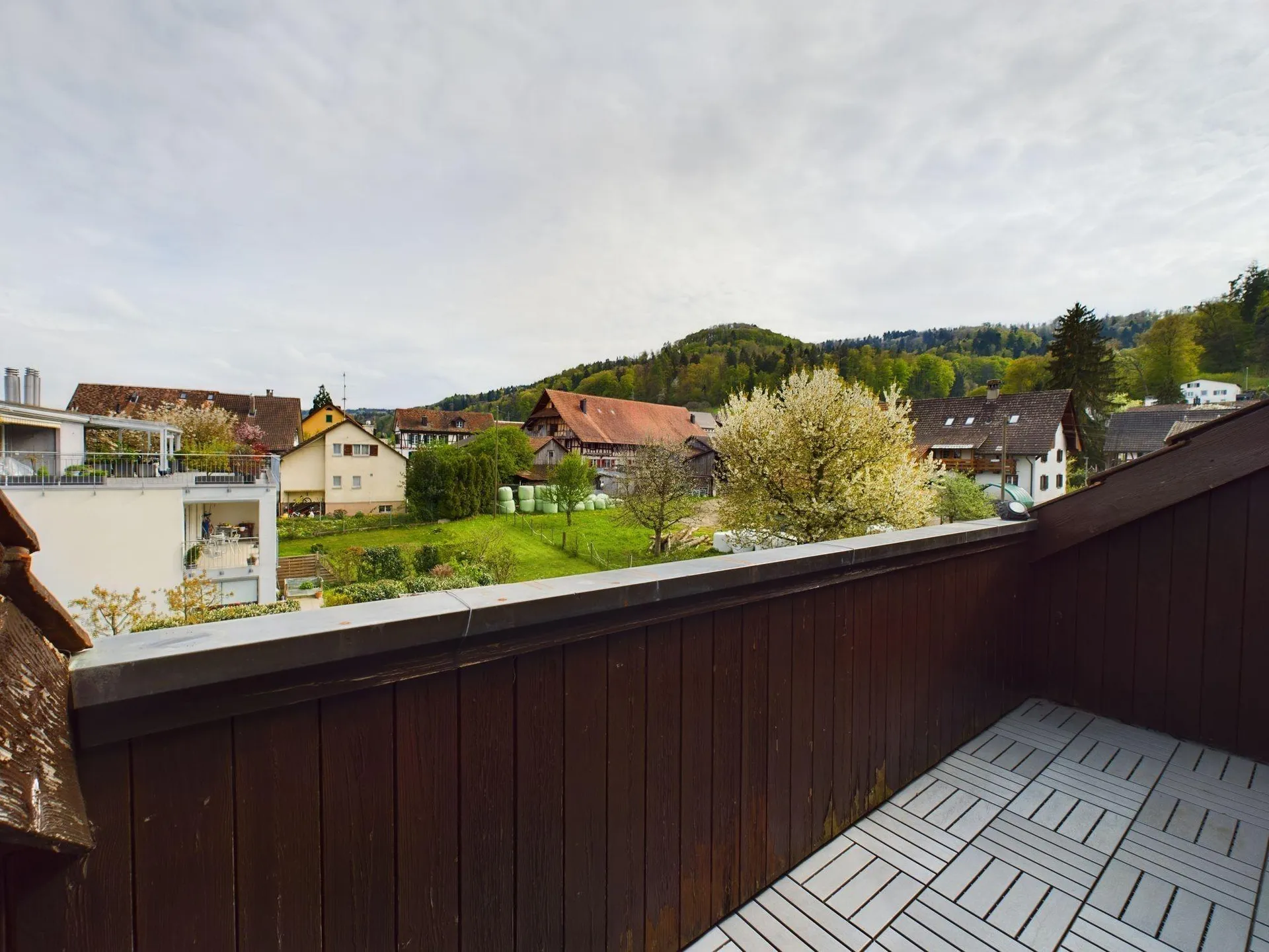 Gemütliche und helle 4.5 Zimmer-Dachwohnung in Neuenhof