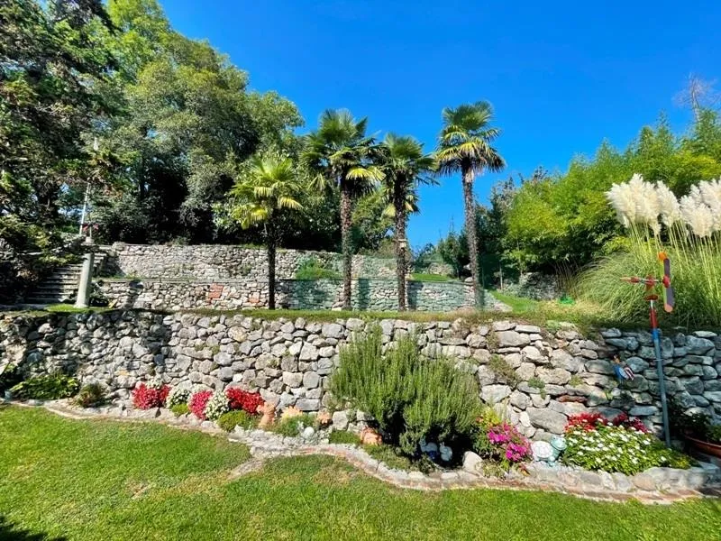 Affascinante ampia casa di nucleo con un grande e splendido giardino
