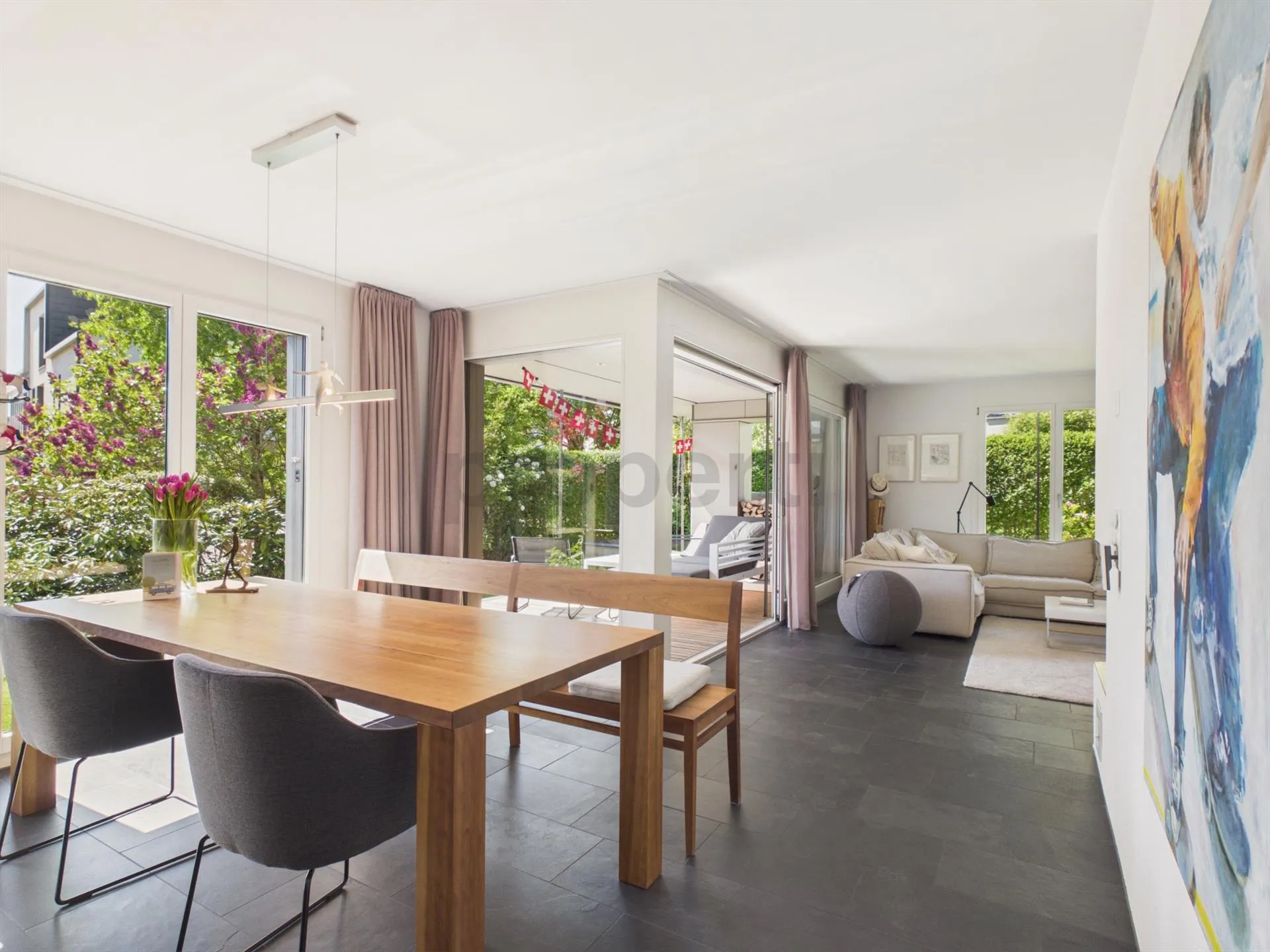 Modernes 5.5-Zimmer-Doppeleinfamilienhaus mit schönem Garten im Hirzel