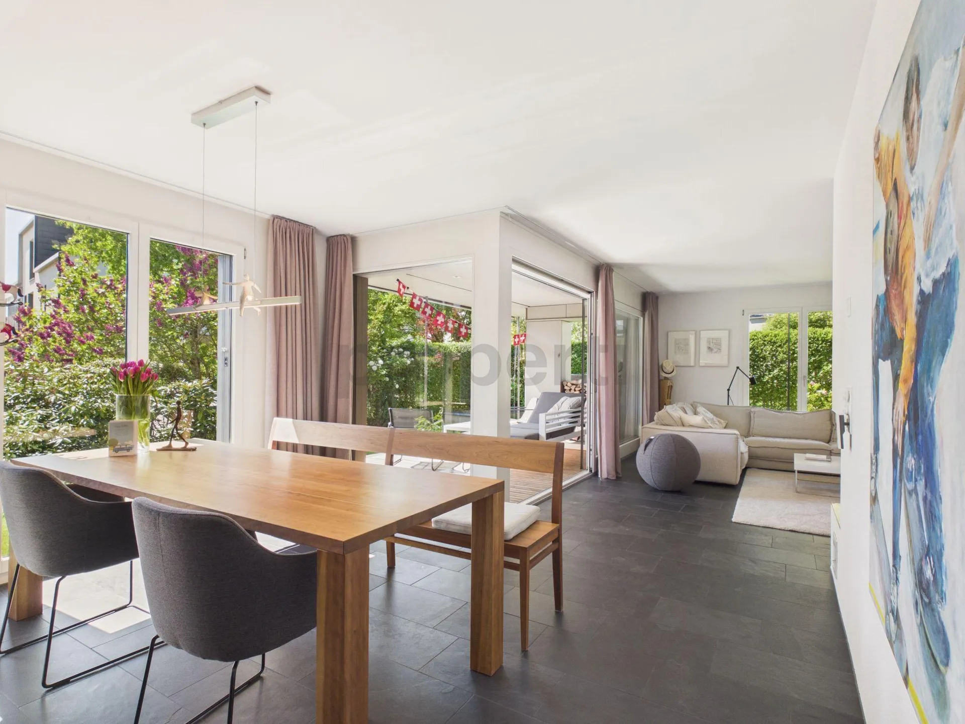Modernes 5.5-Zimmer-Doppeleinfamilienhaus mit schönem Garten im Hirzel