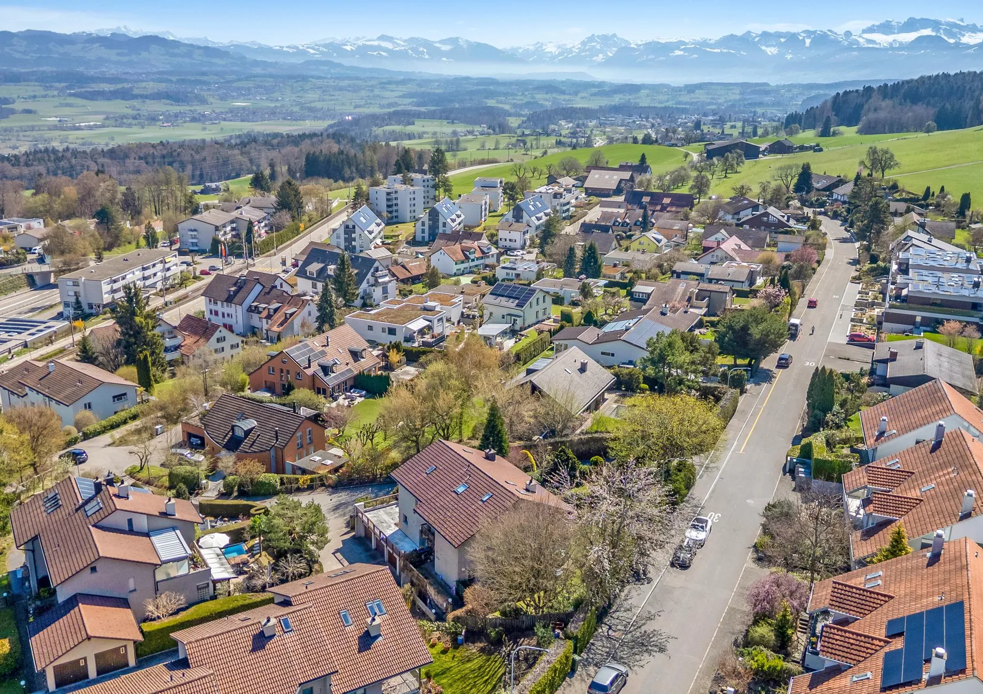 Familienidyll mit sonnigem Garten und Weitblick