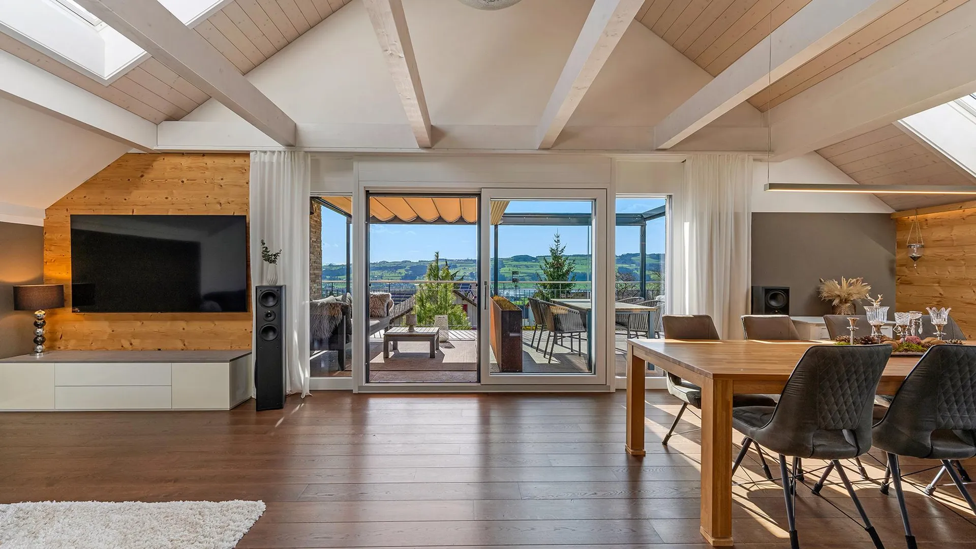 Moderne Oase mit traumhaftem See- und Alpenblick