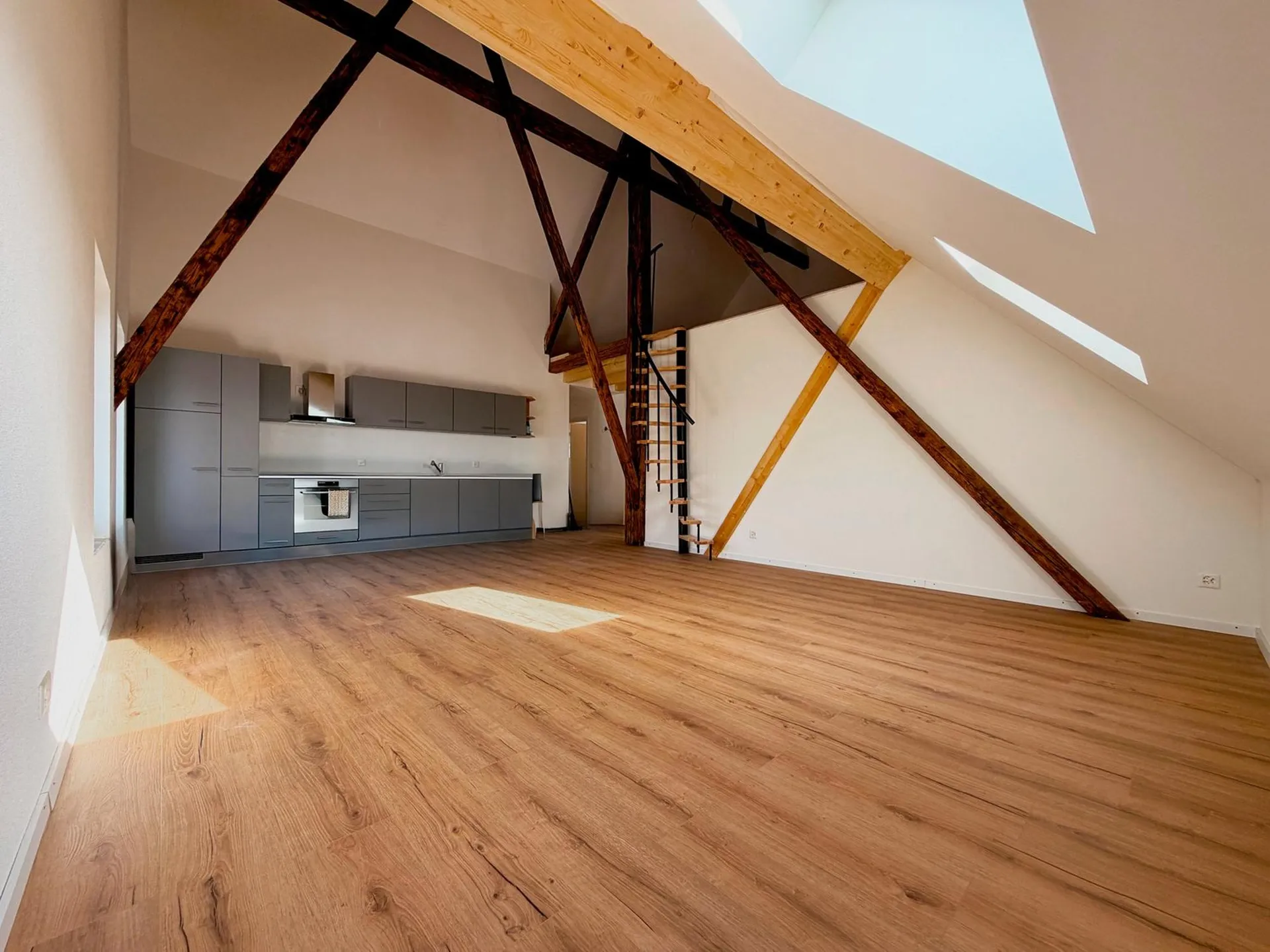 Erstbezug: 3.5-Zimmer-Dachwohnung mit Galerie in ruhiger Lage