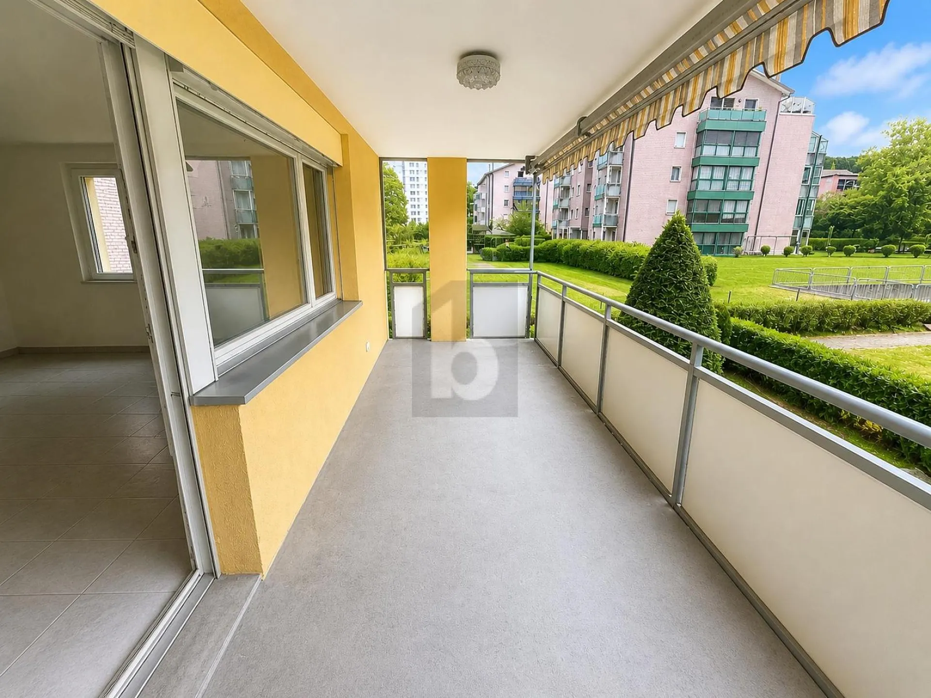 RUHIG GELEGEN MIT GROSSER TERRASSE & KOMFORT