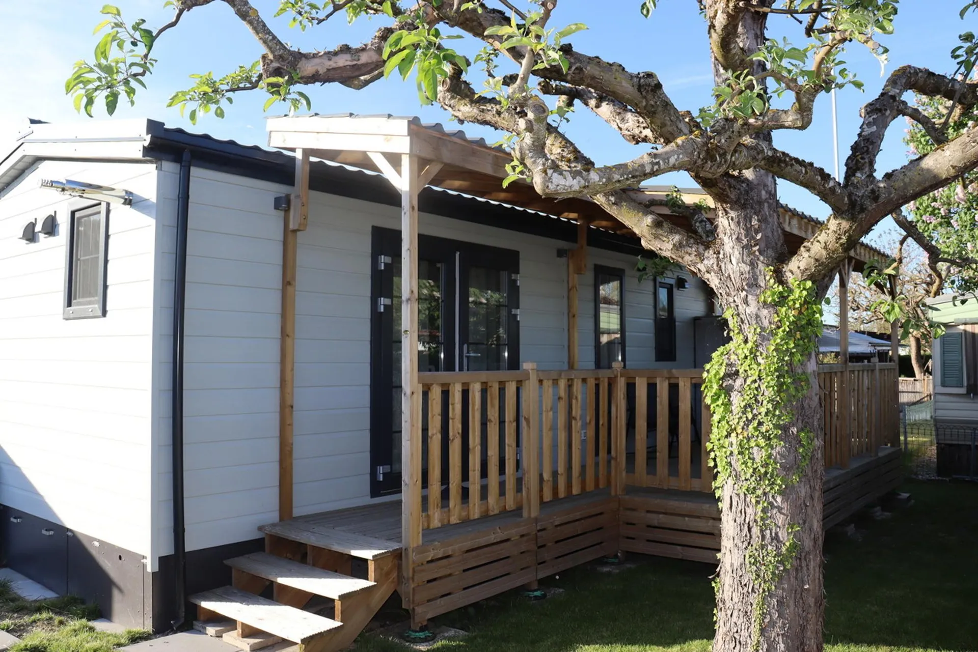 3.5-Zimmer-Campinghaus in Sugiez - neu & luxuriös