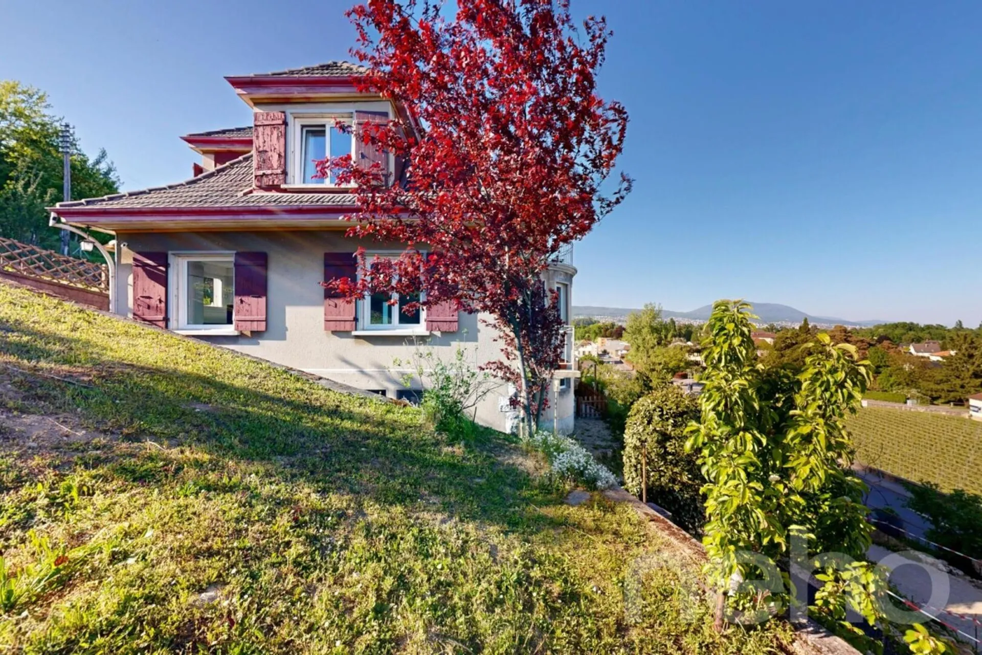 Villa 8 pièces à Cortaillod : volumes d'exception et 4 chambres