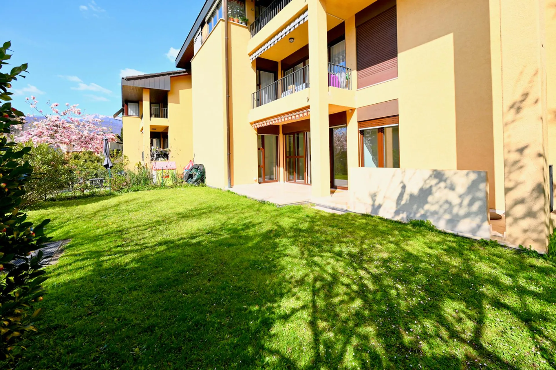 Luminoso Appartamento con Giardino Privato a Cureglia