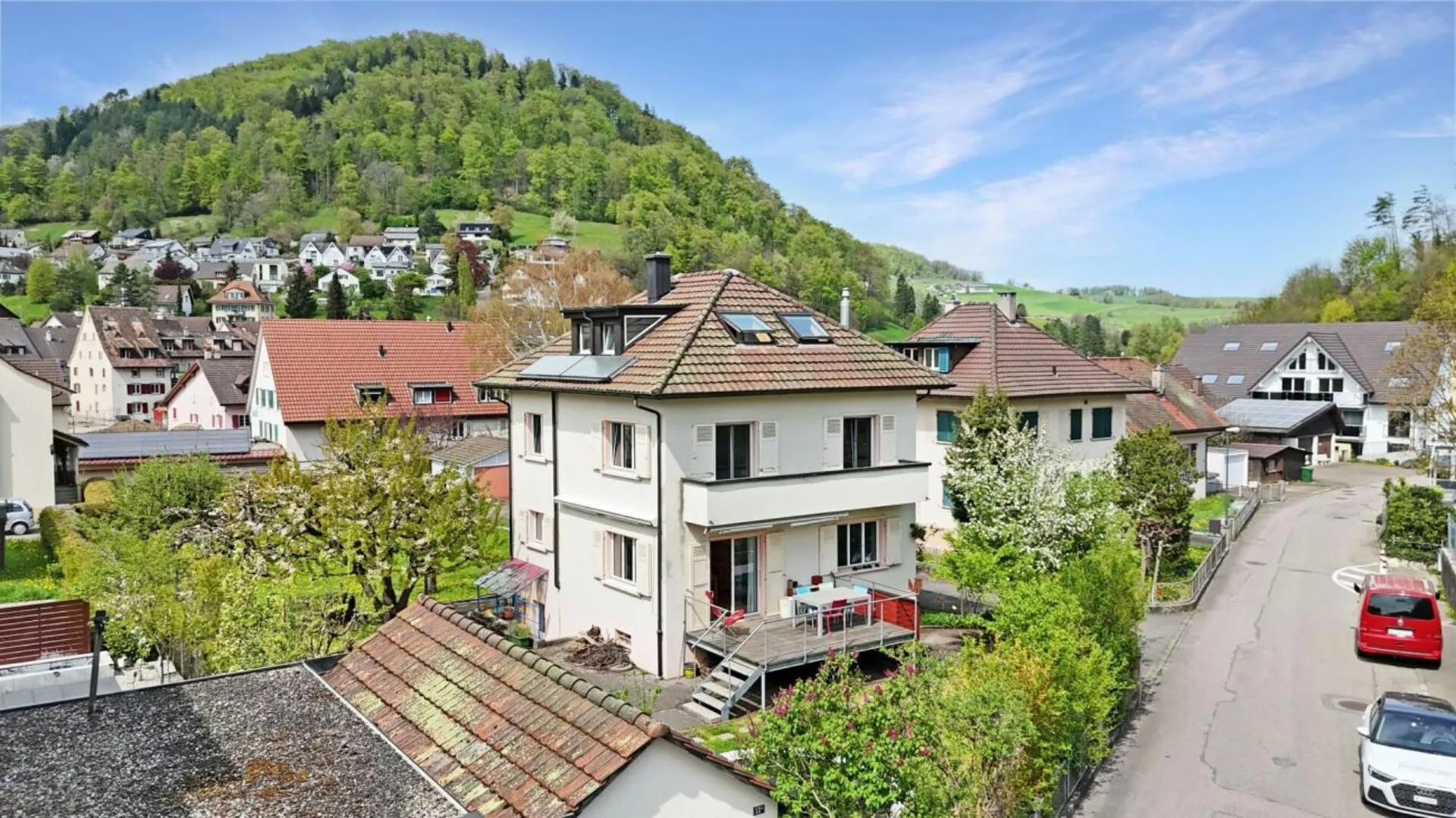 erschwingliches Einfamilienhaus mit grosszügigem Raumangebot und Garage