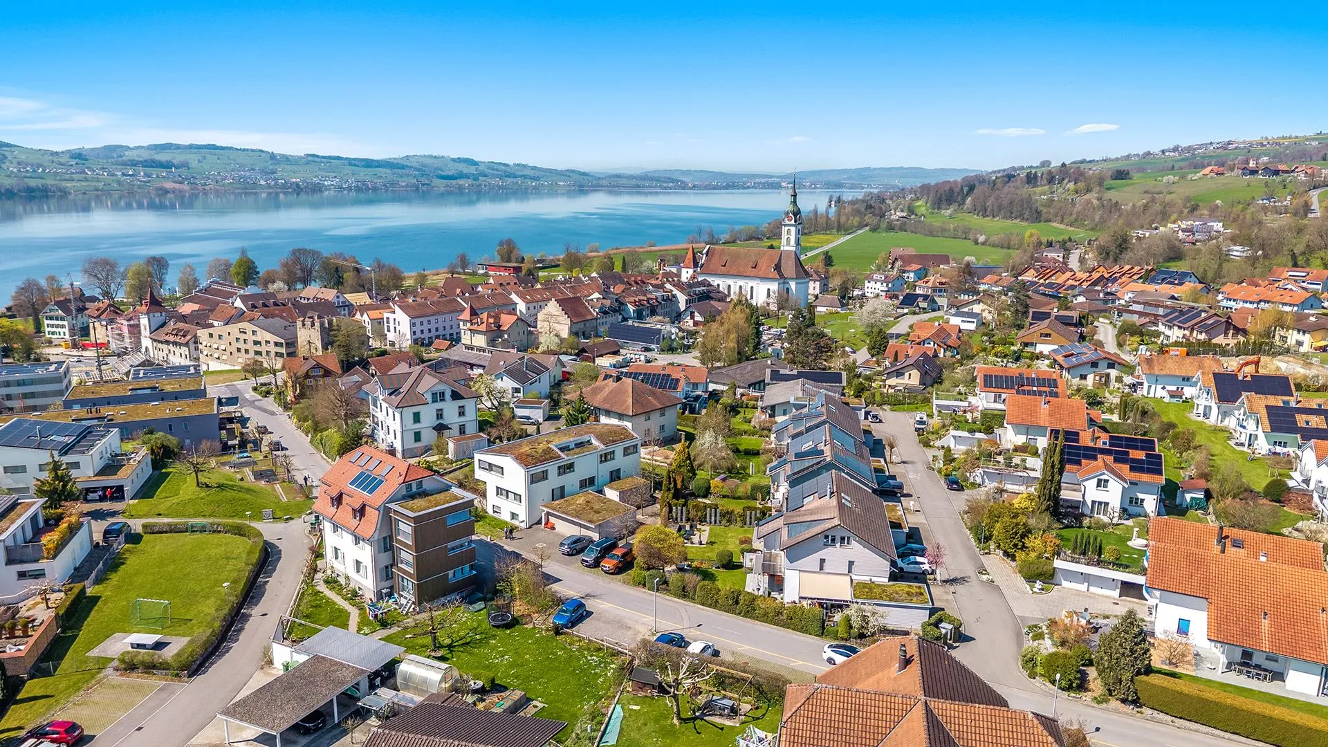 Modernes Zuhause mit Seeblick