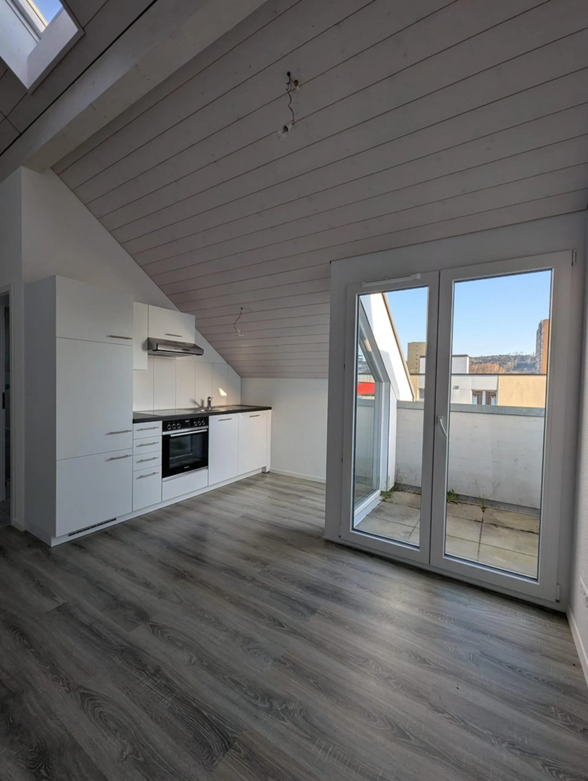 Moderne 2.5-Dachzimmerwohnung mit Balkon / Mietzinsaktion