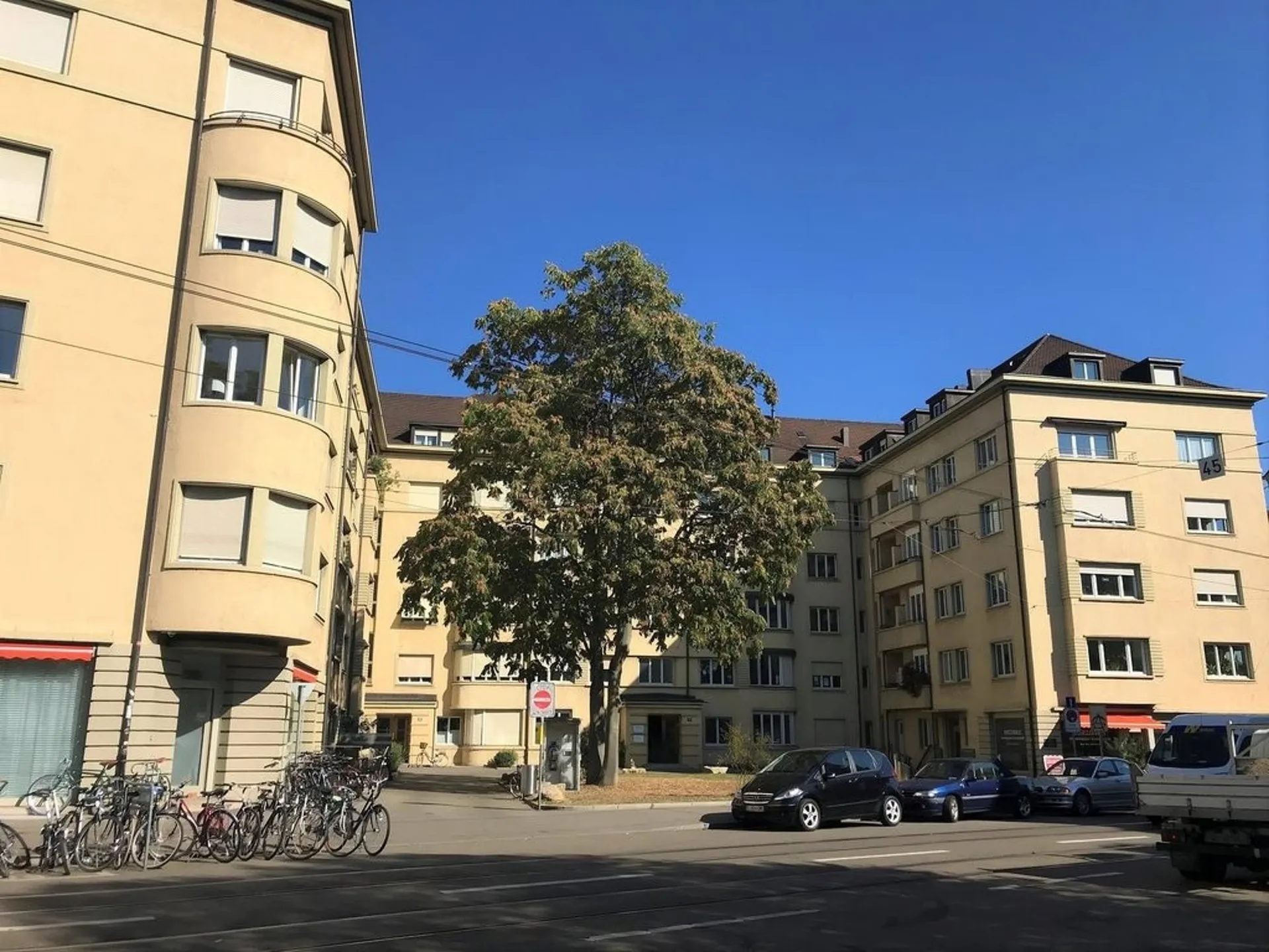 Stilvoller Altbau am schönen Basler Rheinbord