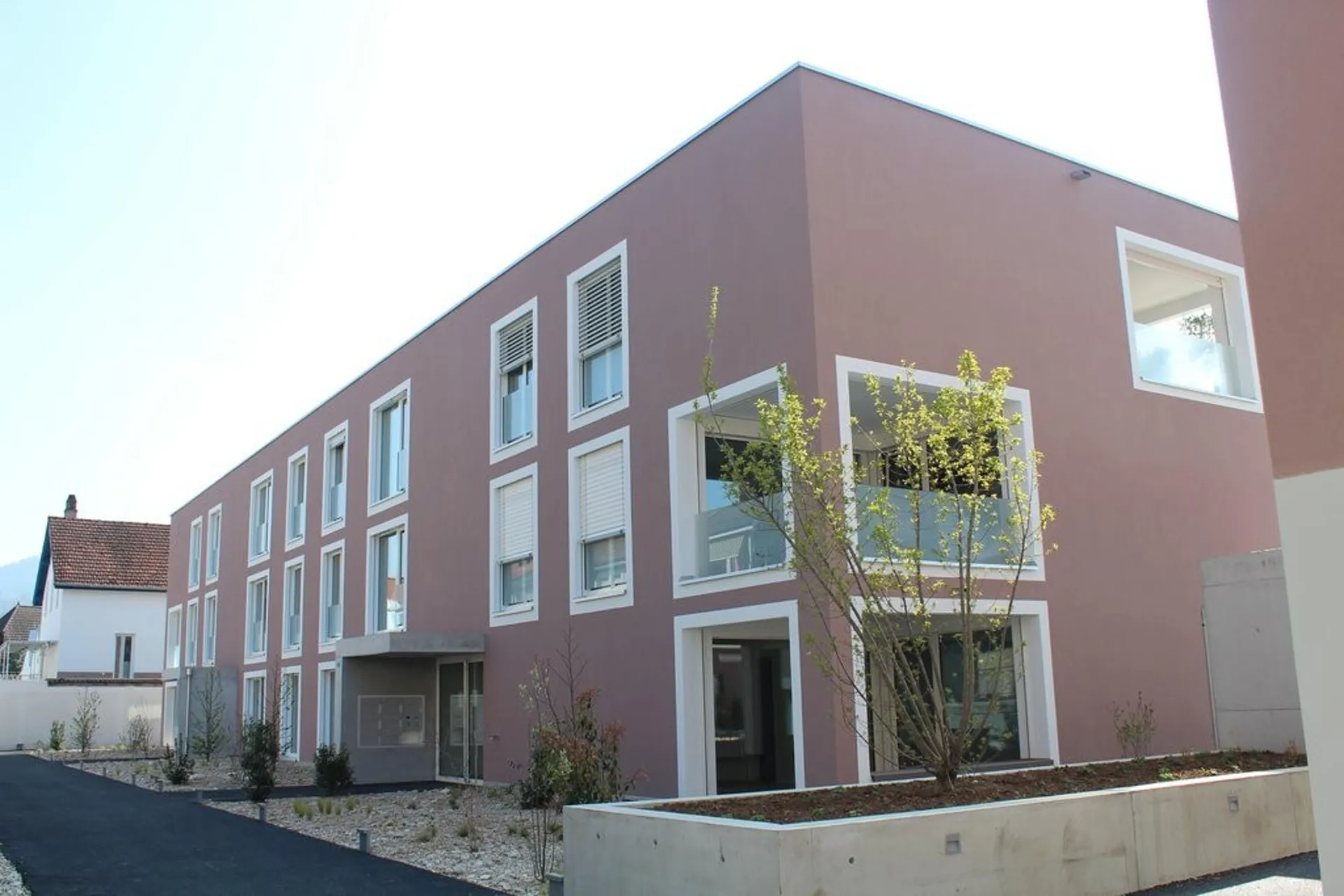 Moderne und zentral gelegene 2.5-Zimmer-Wohnung mit Loggia