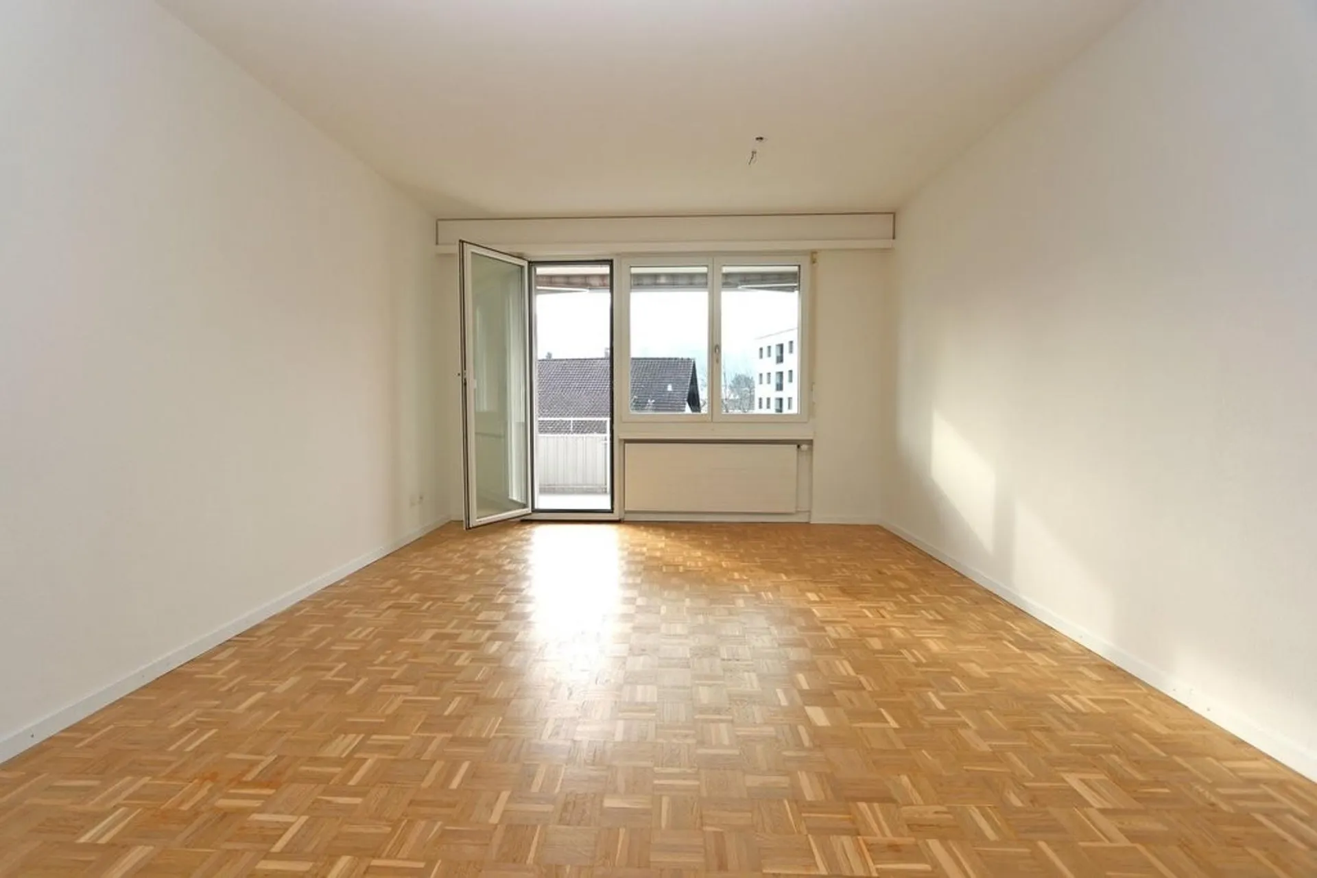 Grosszügige Wohnung mit moderner Küche, Balkon und Terrasse